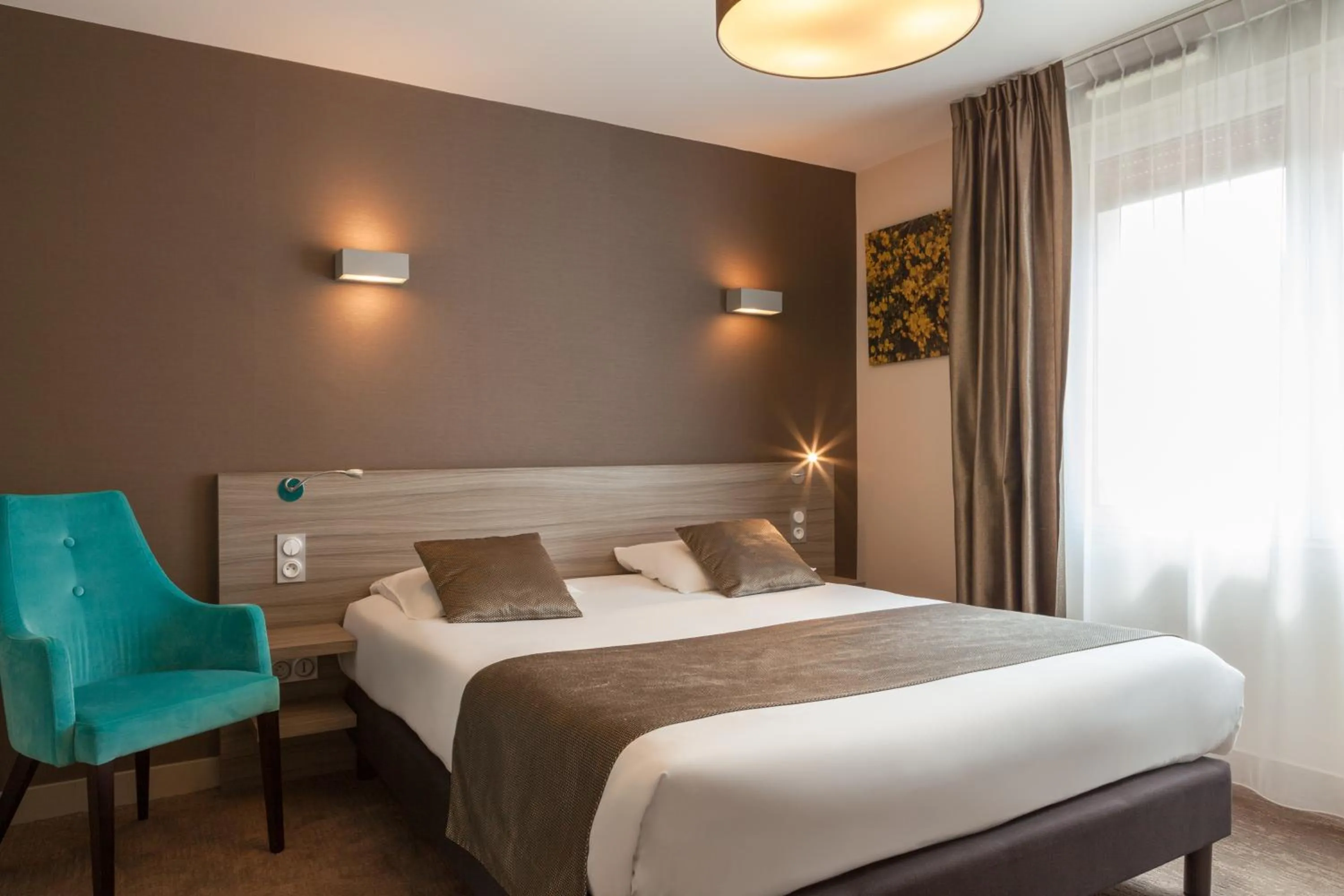 Bedroom, Bed in The Originals City, Hôtel Les Thermes de l'Avenue, Dax