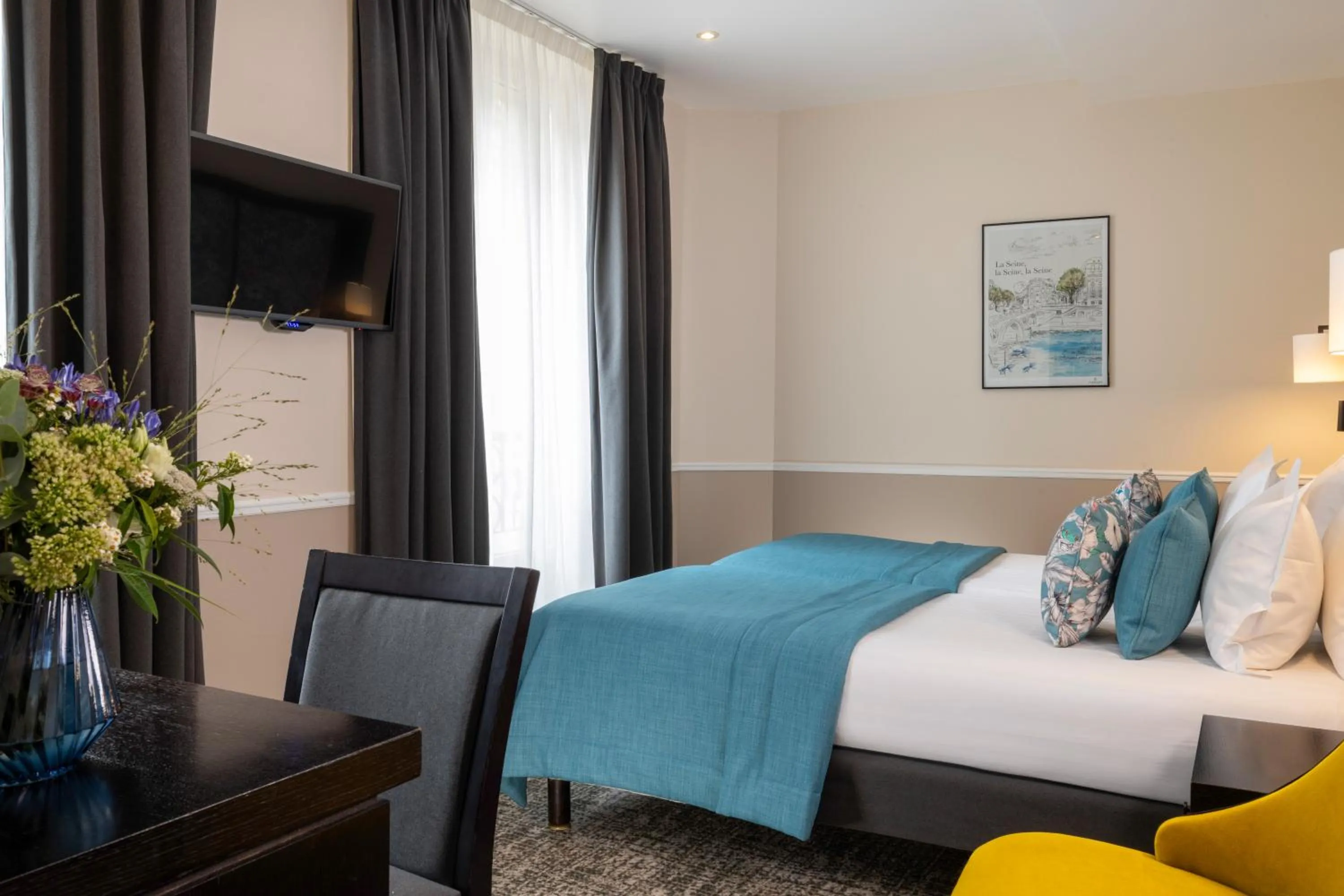 Bed in Hotel Park Lane Paris