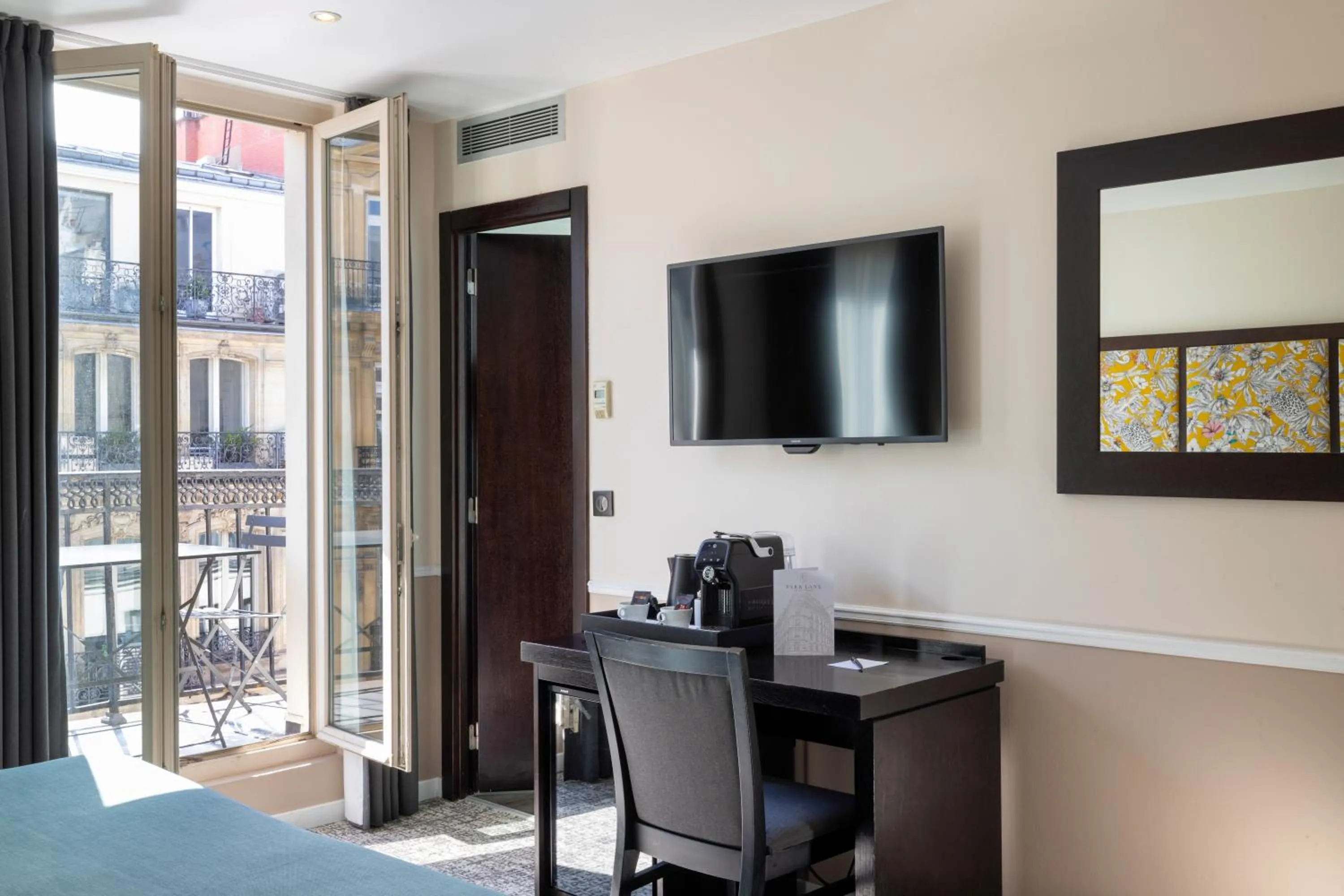 Bed in Hotel Park Lane Paris