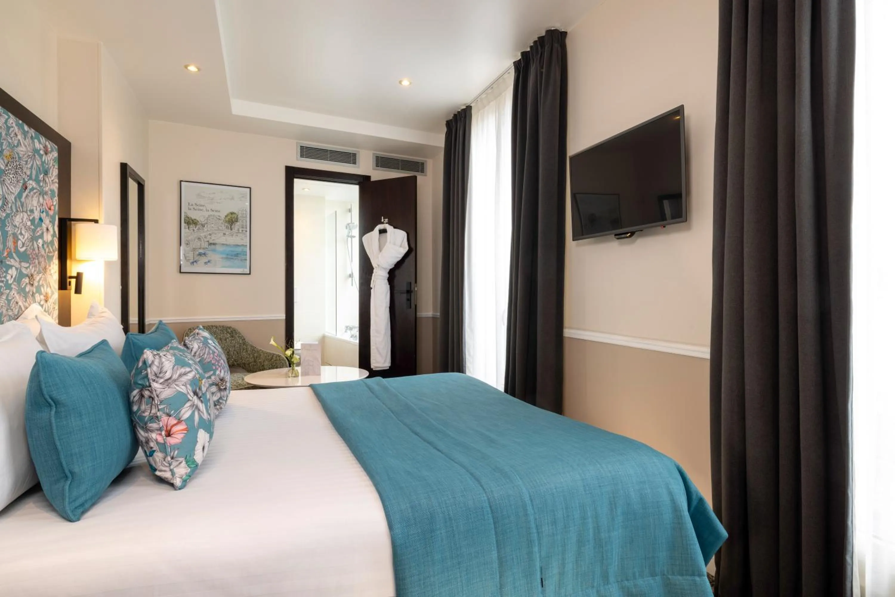 Bed in Hotel Park Lane Paris