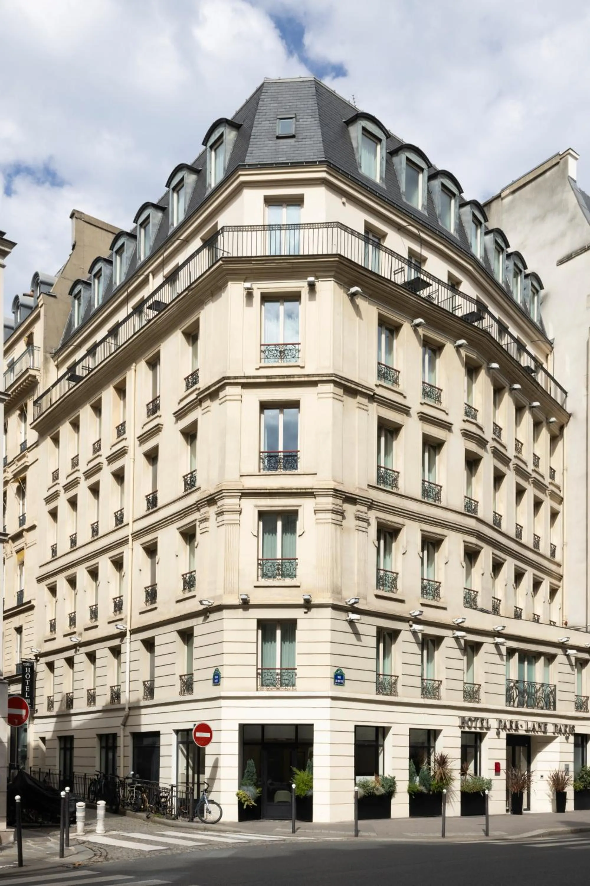 Property building in Hotel Park Lane Paris