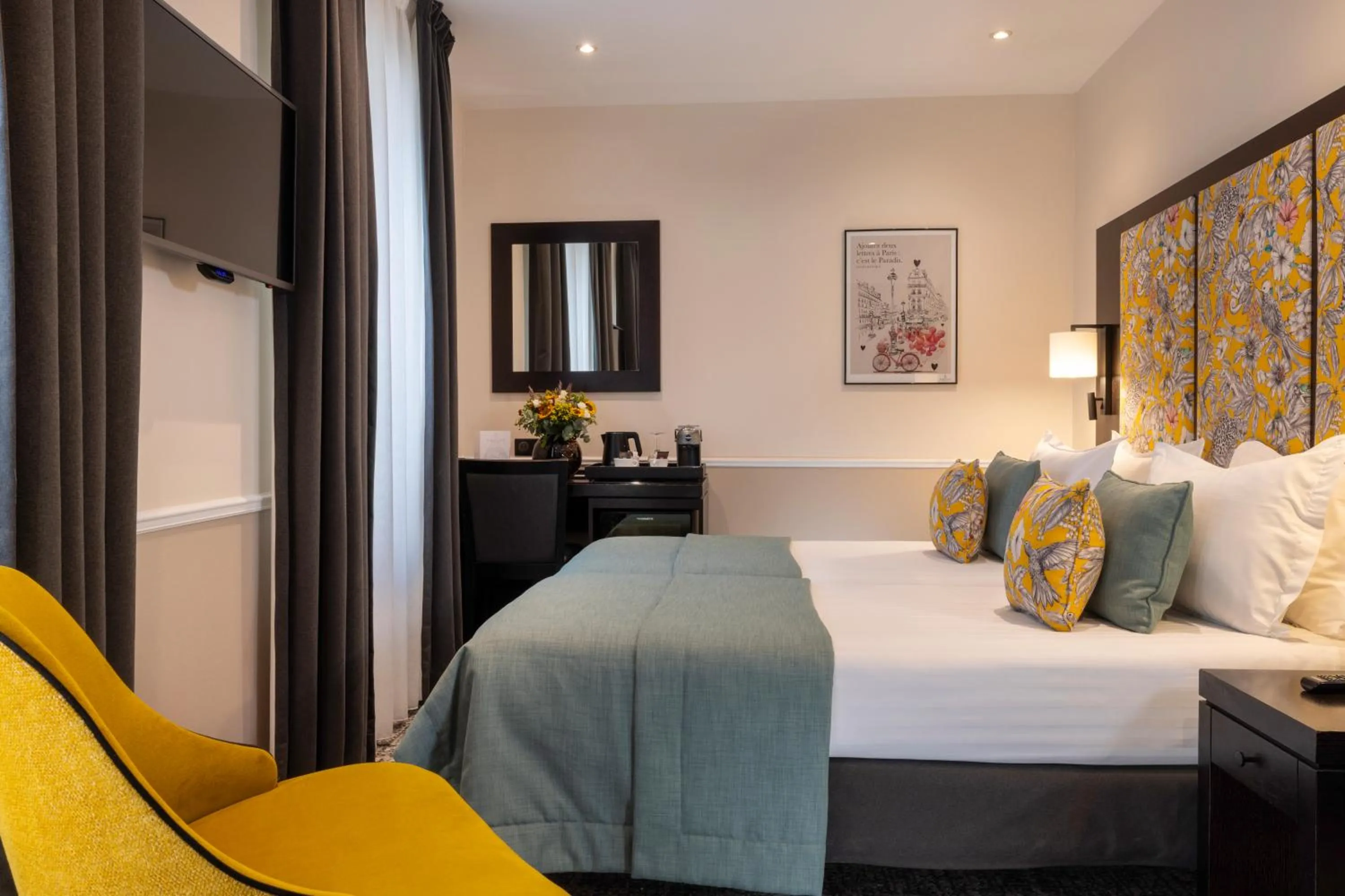 Bed in Hotel Park Lane Paris