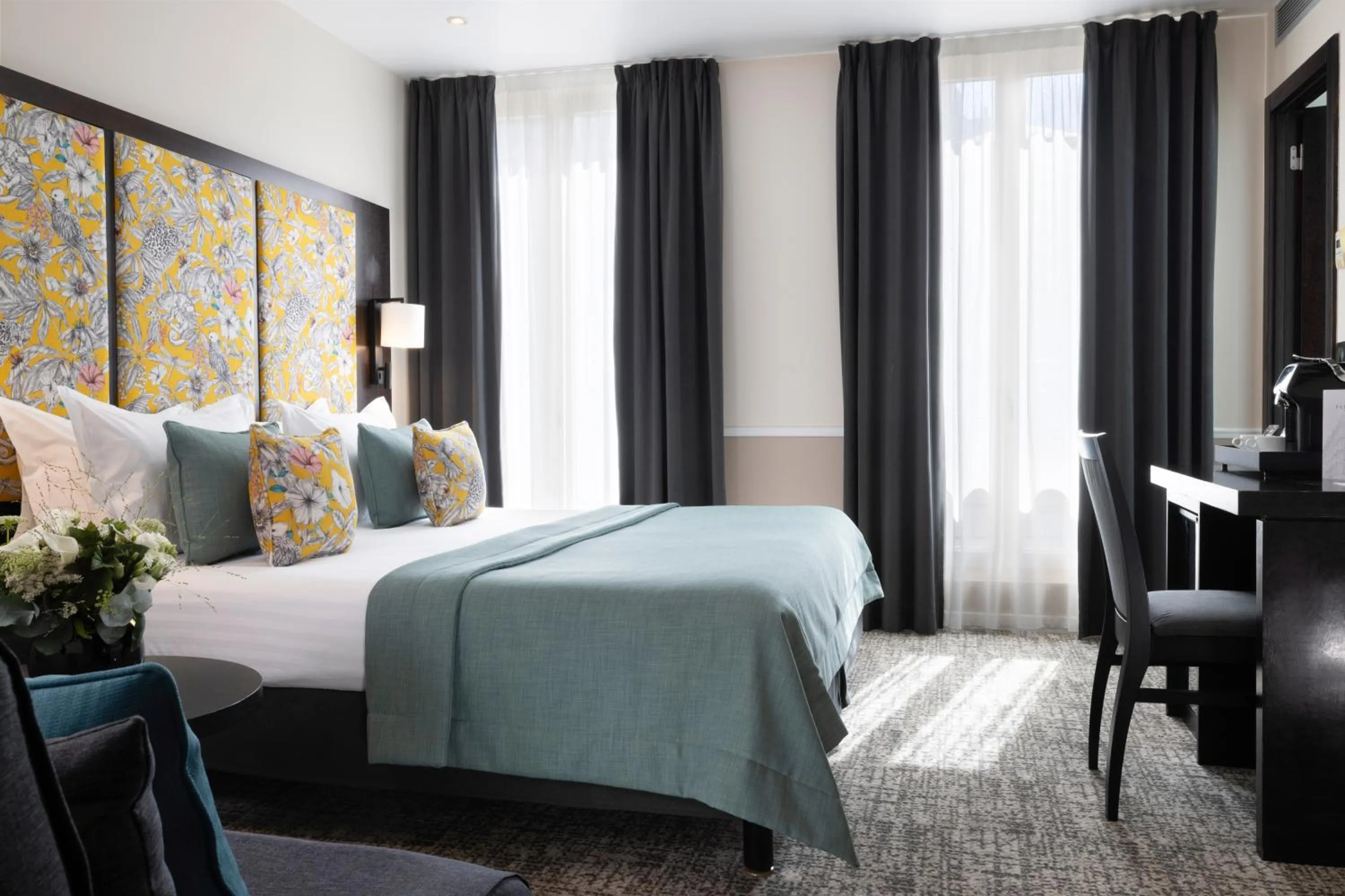 Bed in Hotel Park Lane Paris