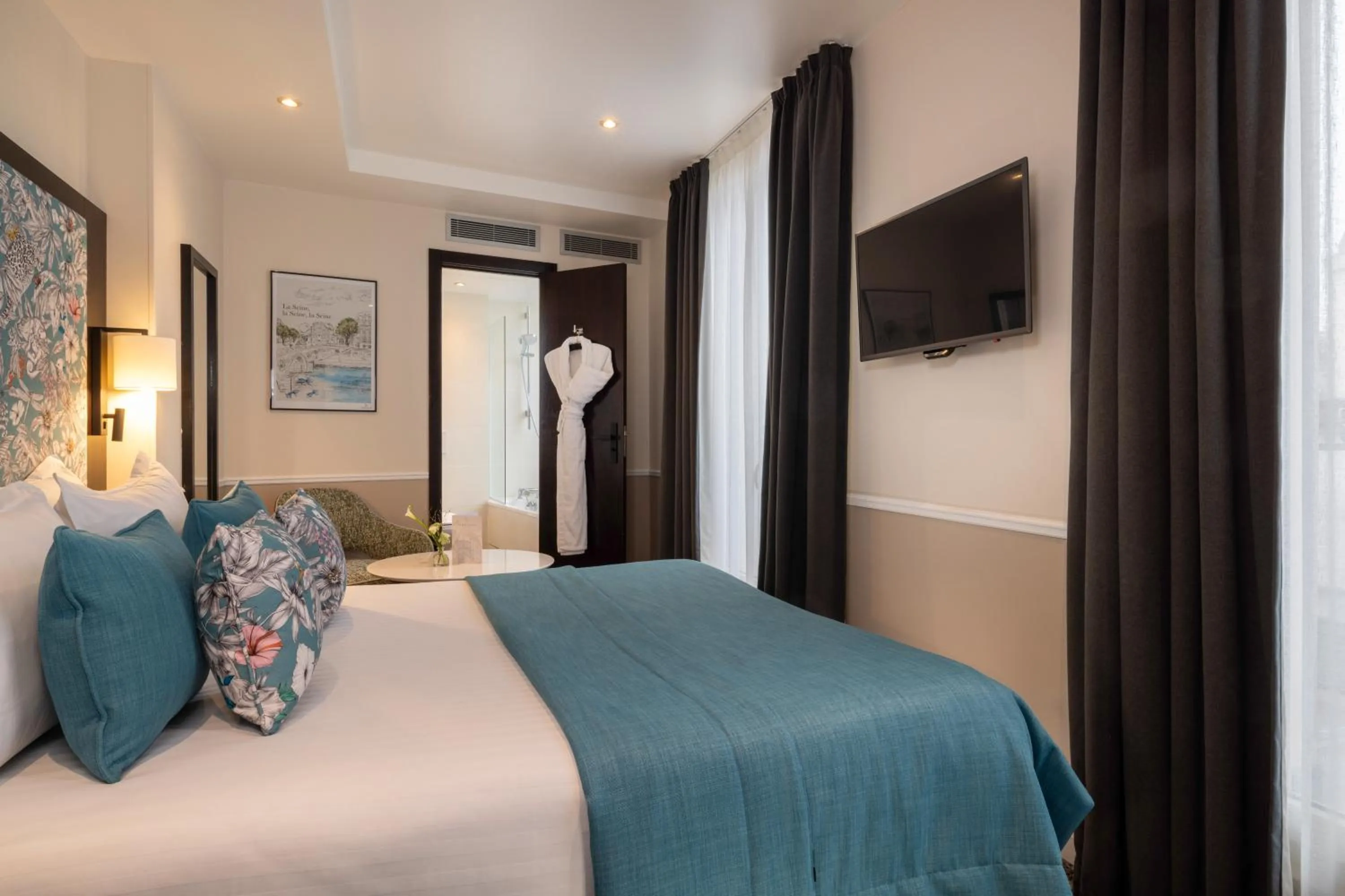 Bed in Hotel Park Lane Paris