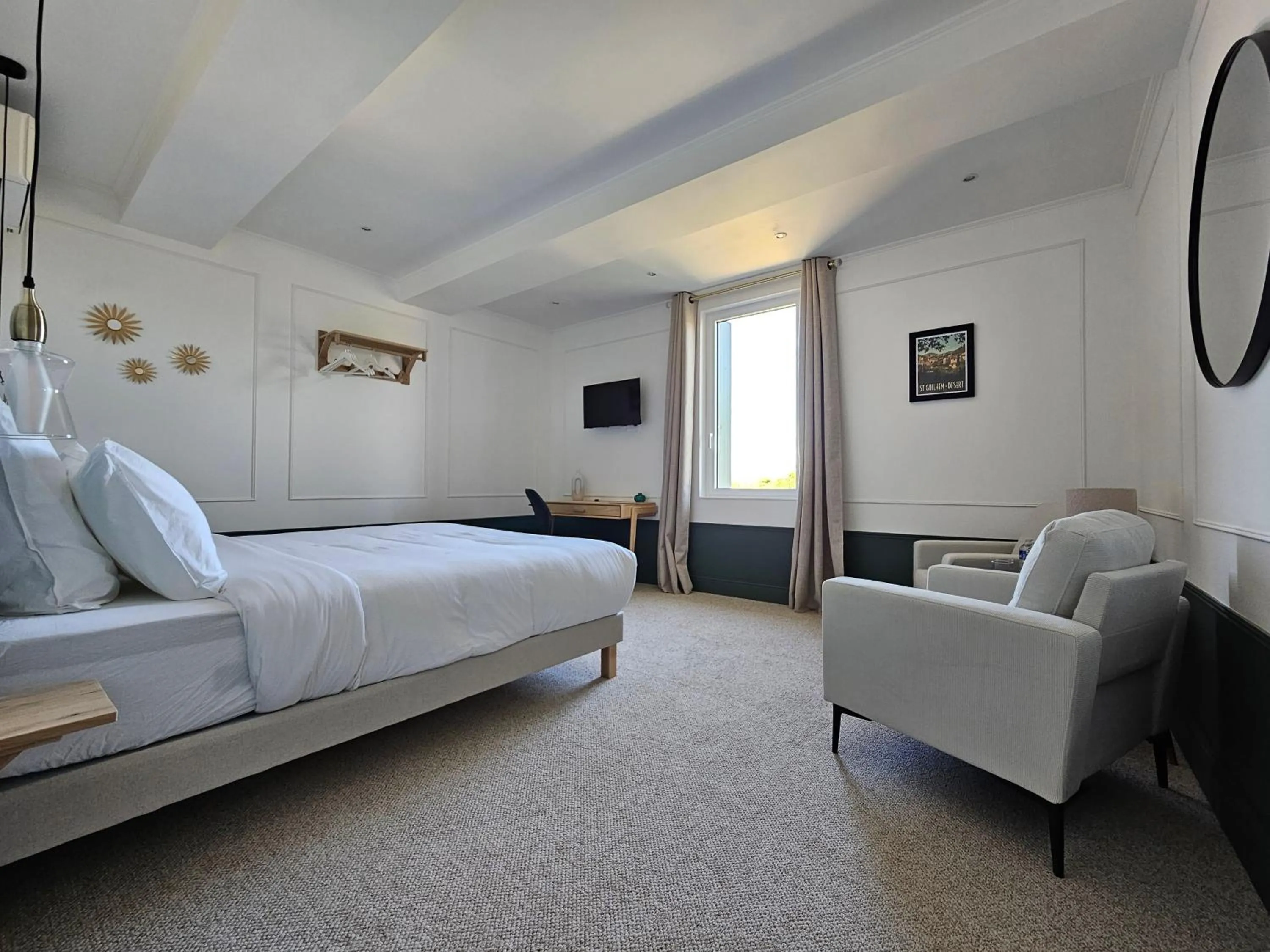 Photo of the whole room, Bed in La Suite Gignac