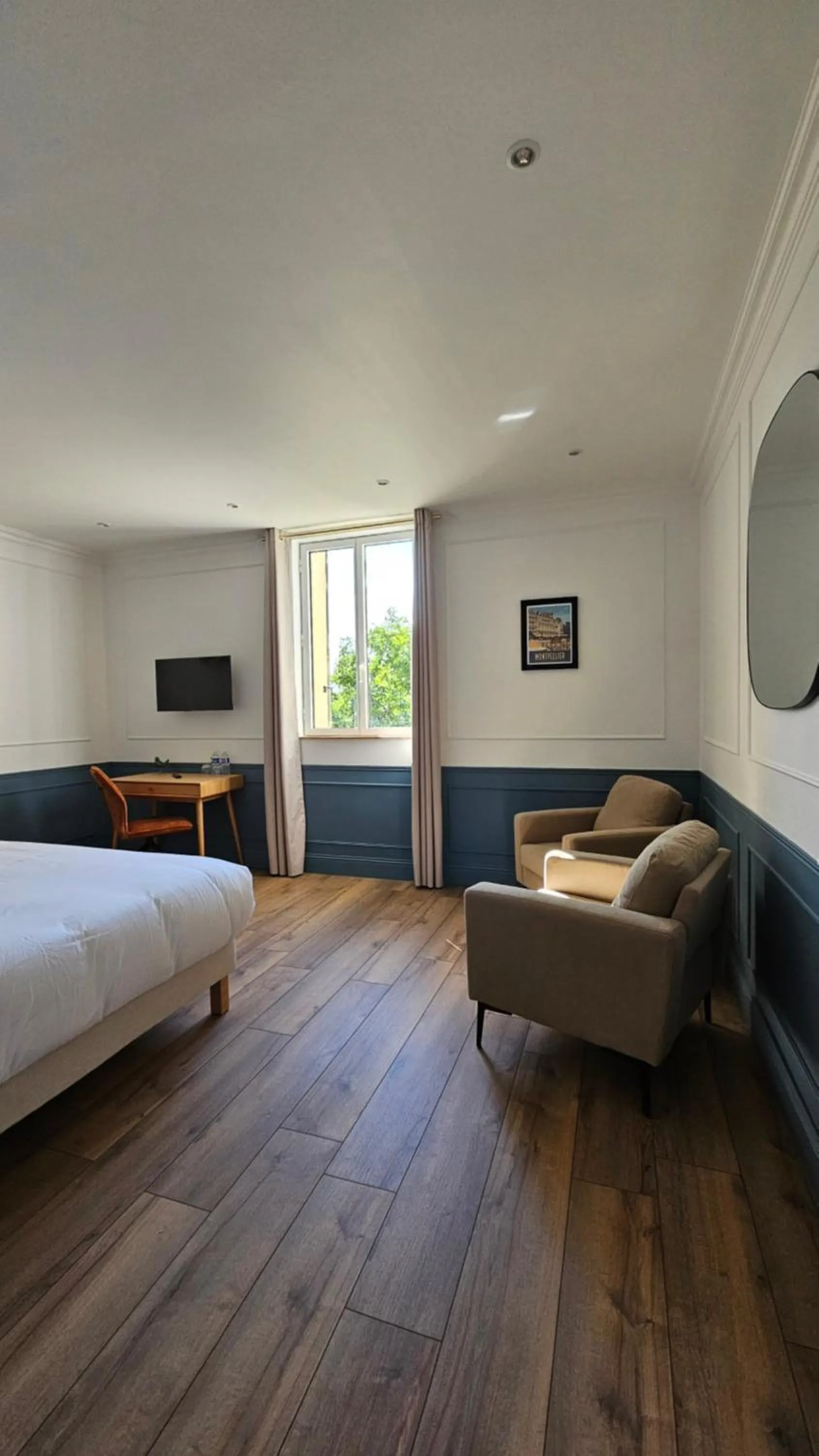 Photo of the whole room, Bed in La Suite Gignac