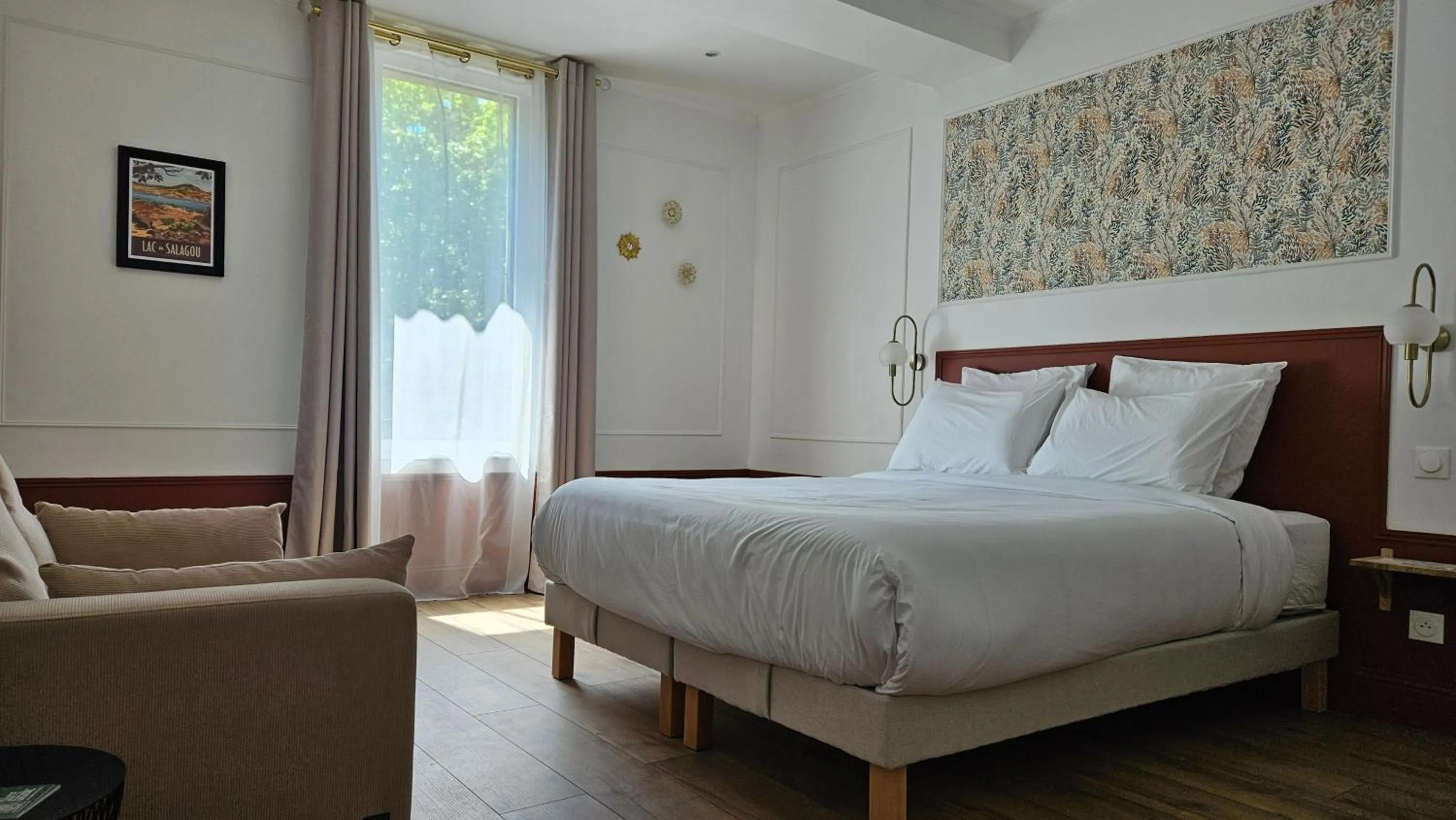 Photo of the whole room, Bed in La Suite Gignac
