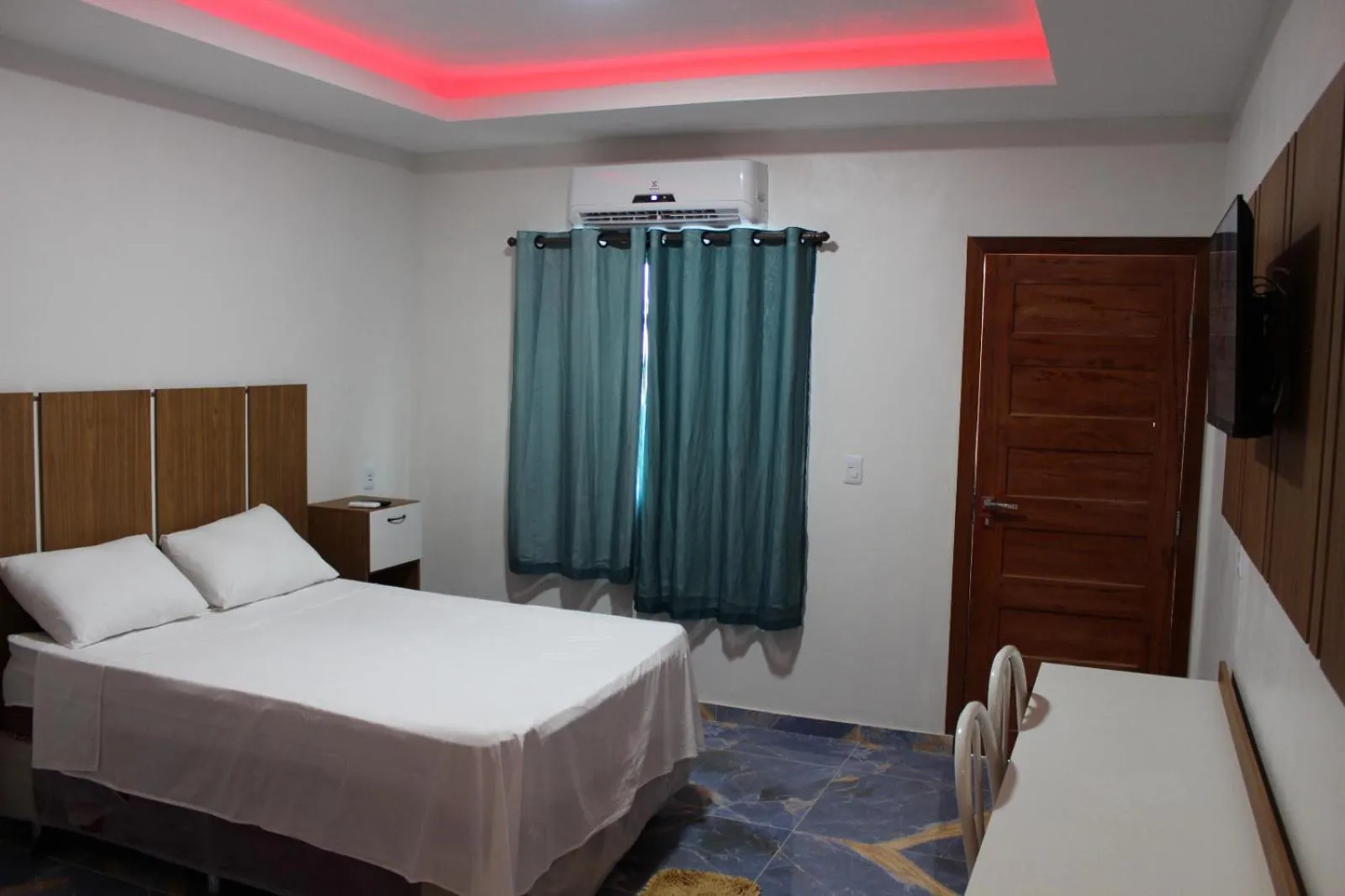 Bed in Hotel Jardim Tropical