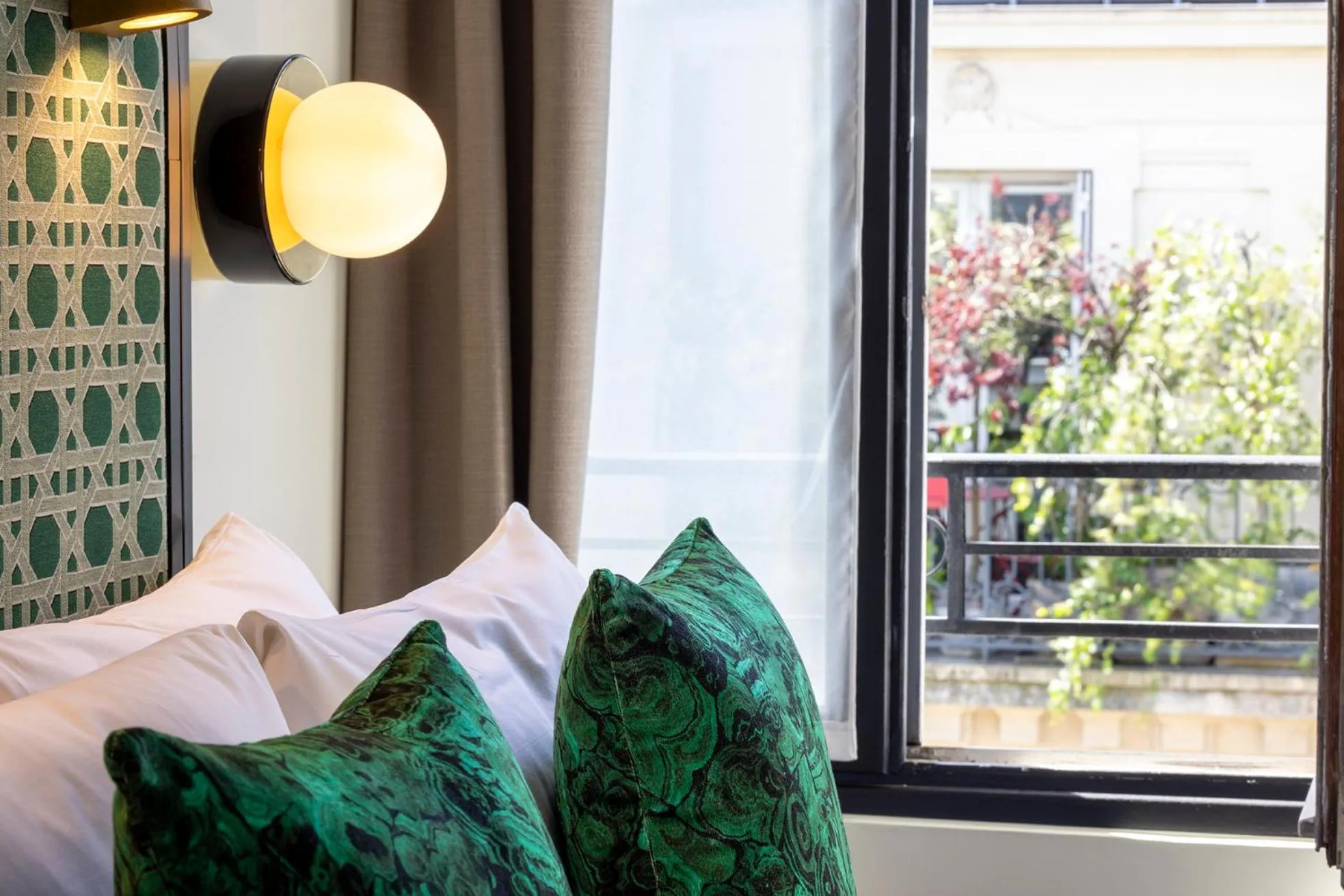 View (from property/room), Bed in Avalon Cosy Hotel Paris