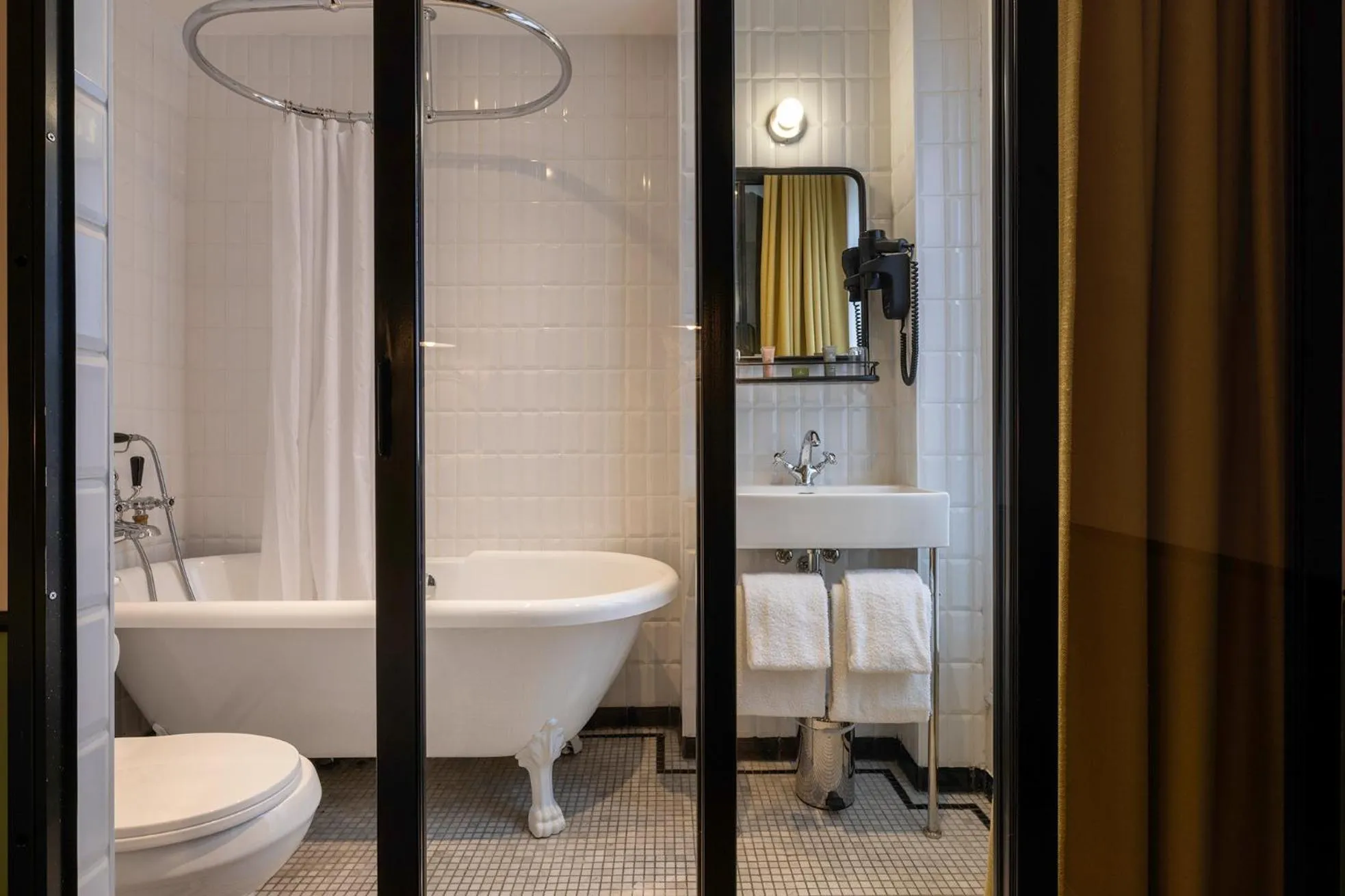 Bath in Avalon Cosy Hotel Paris