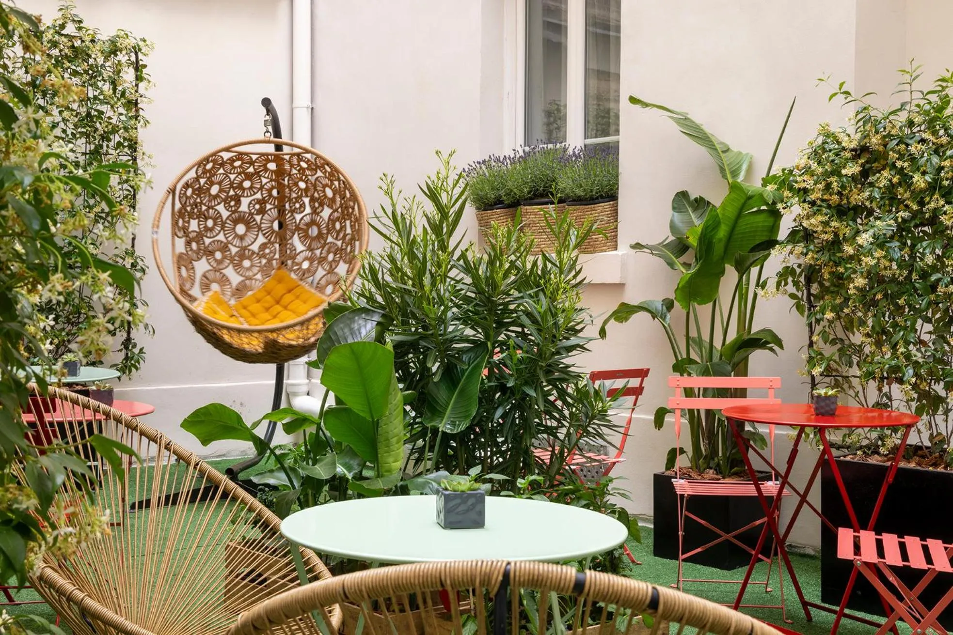 Patio in Avalon Cosy Hotel Paris