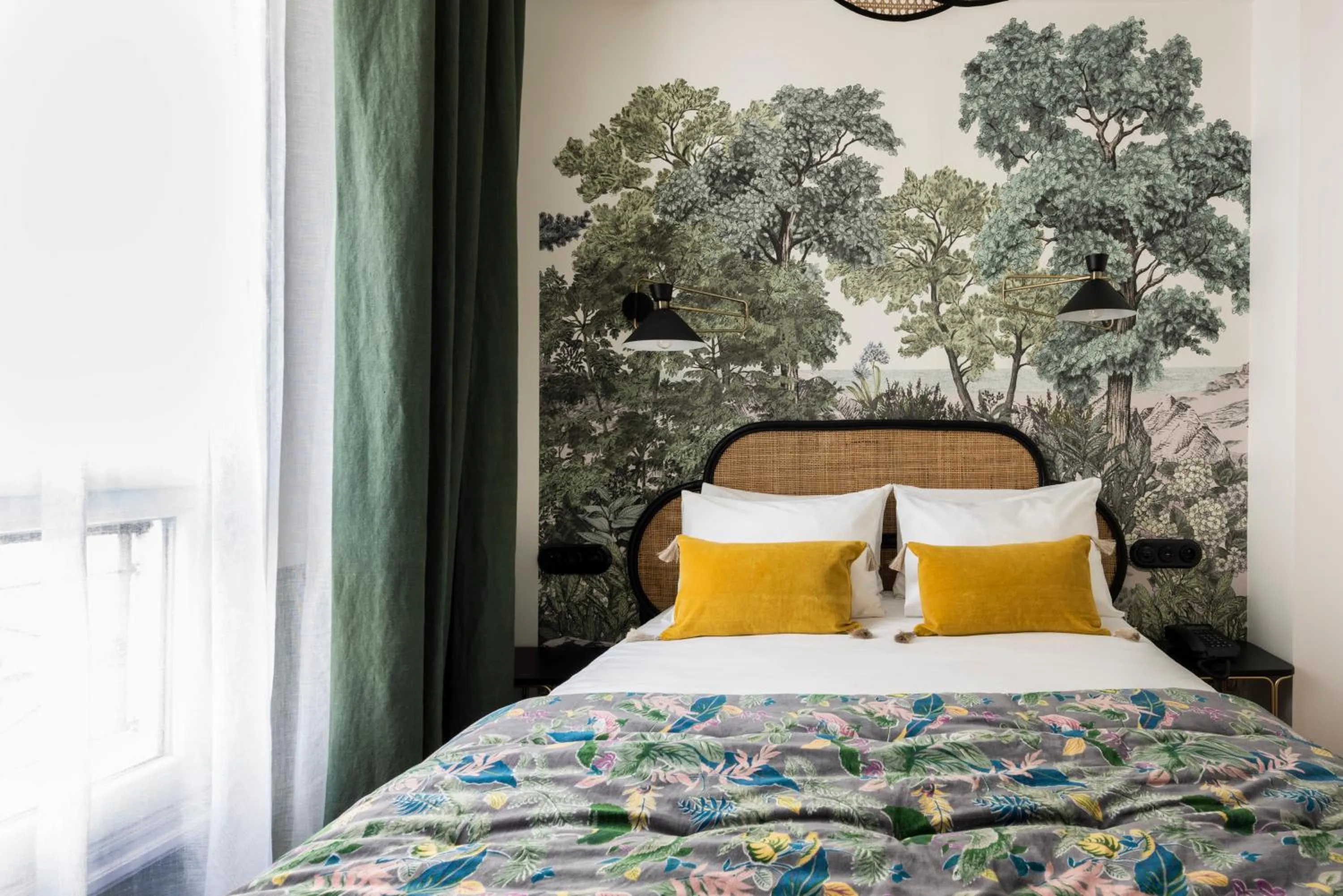 Bed in Avalon Cosy Hotel Paris