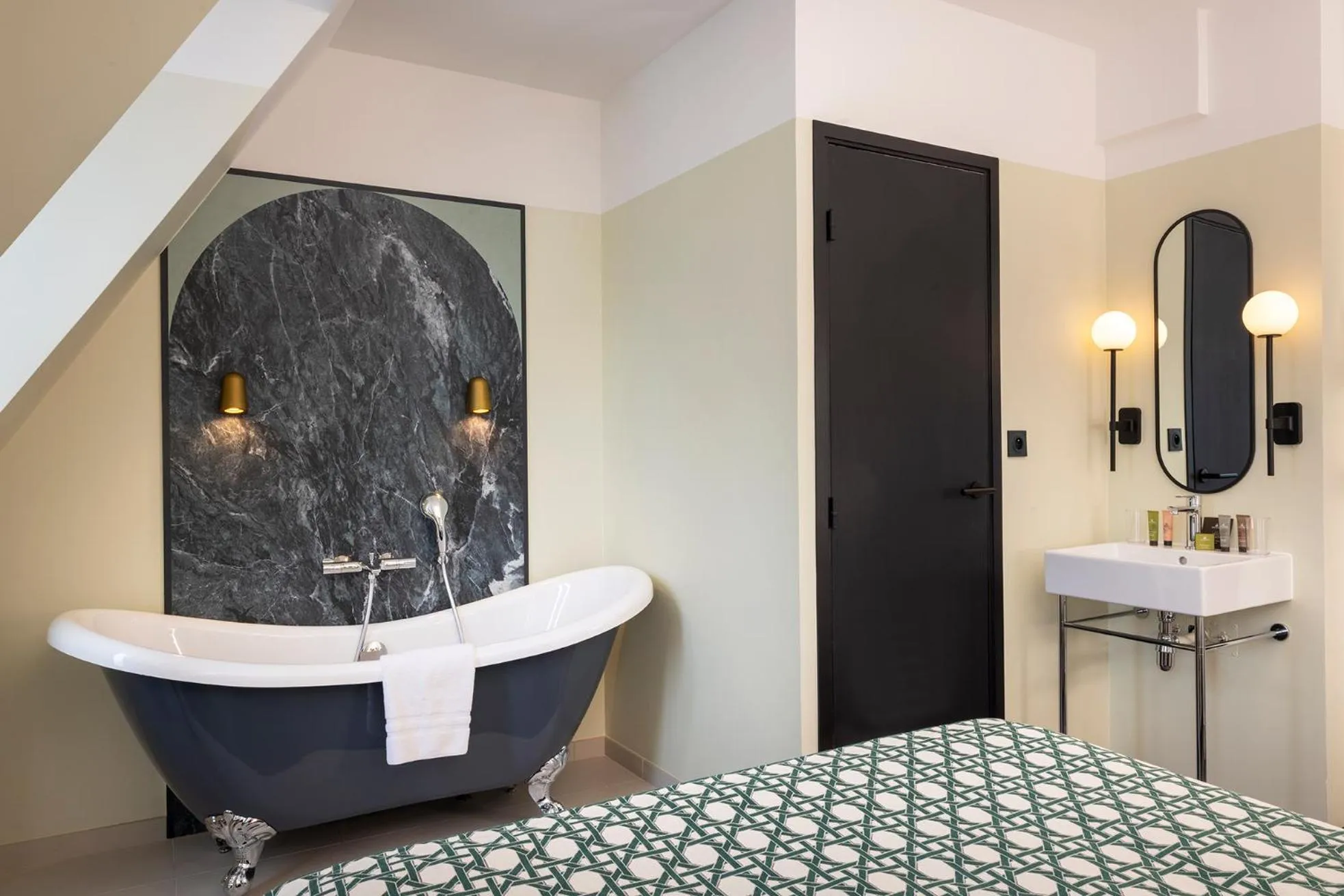 Bedroom, Bed in Avalon Cosy Hotel Paris