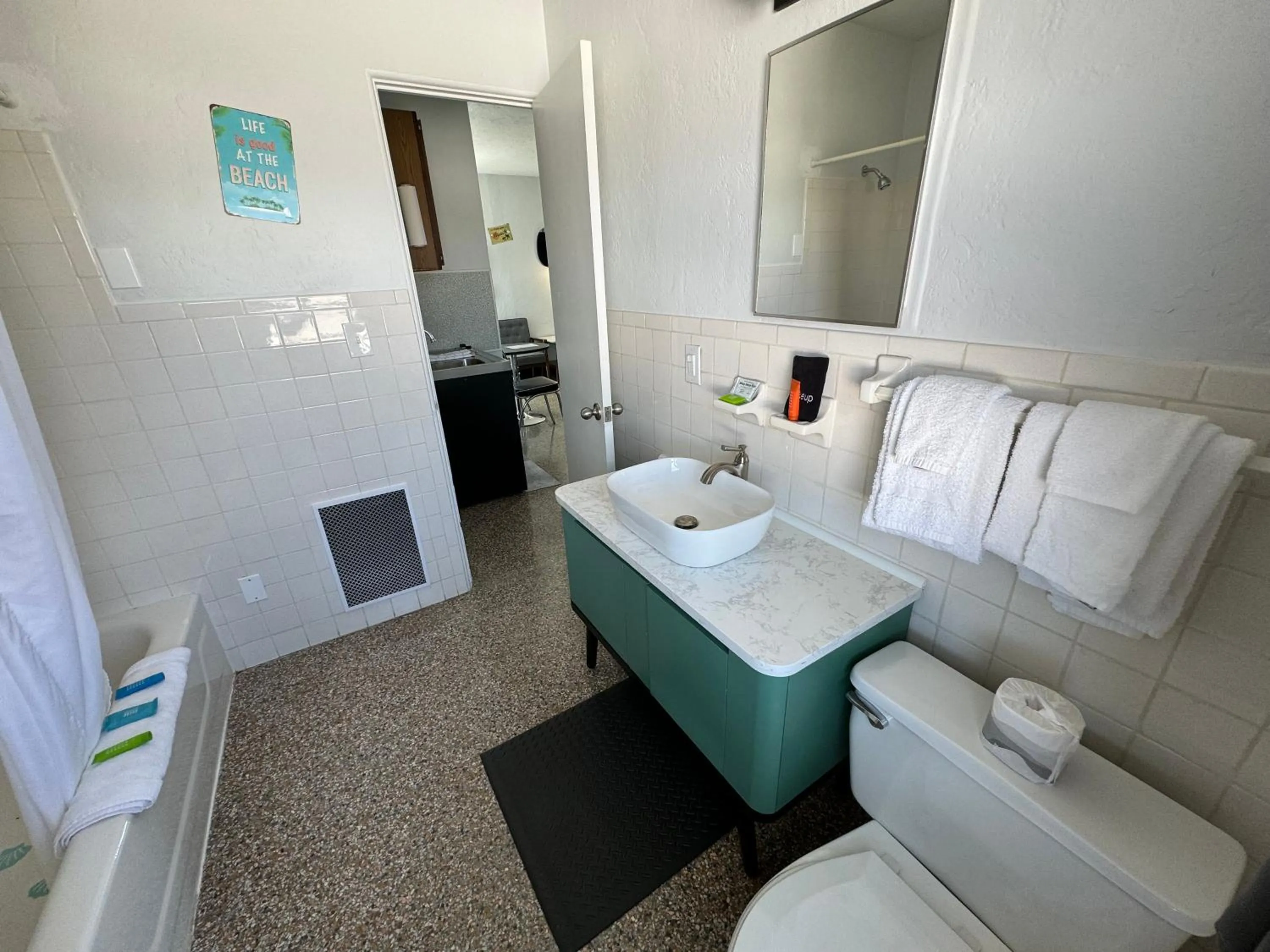 Bathroom, Bed in Sea Jay Motel and Marina