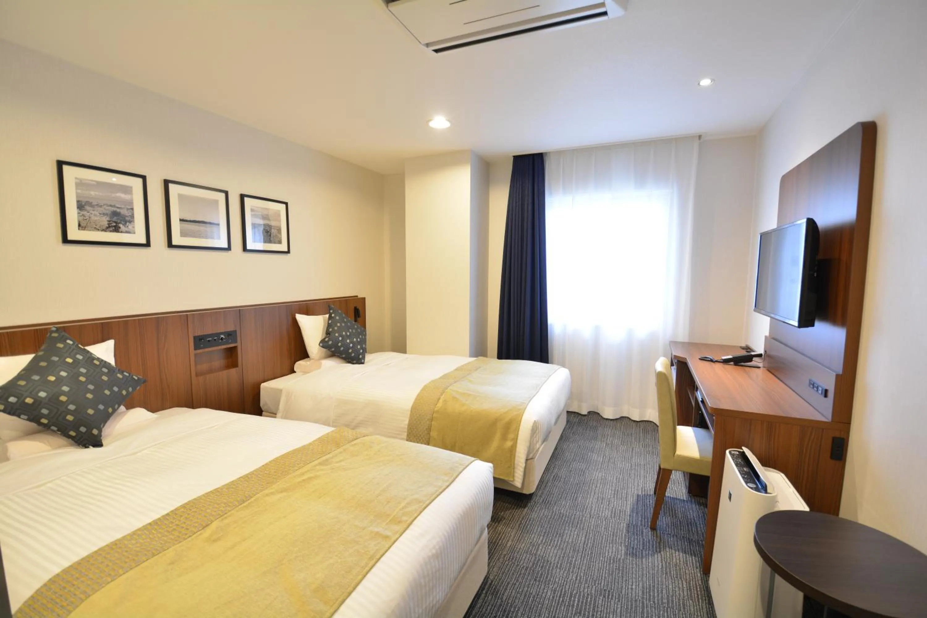 Photo of the whole room, Bed in HOTEL MYSTAYS Hakodate Station