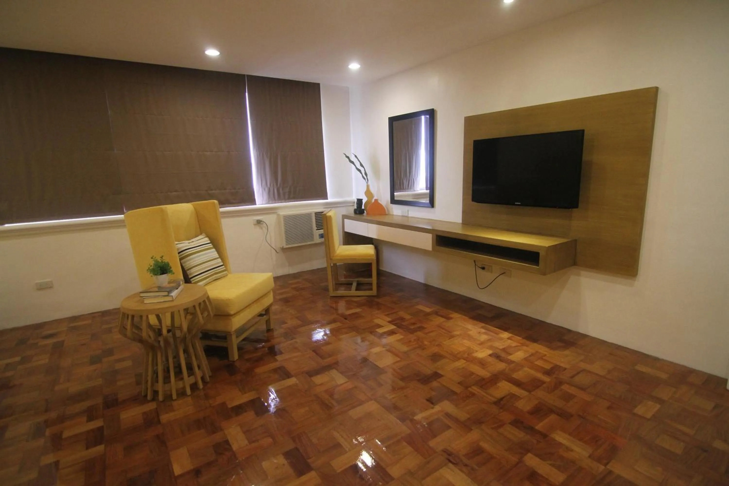 TV and multimedia in Bryan Condo Suites Makati near Airport