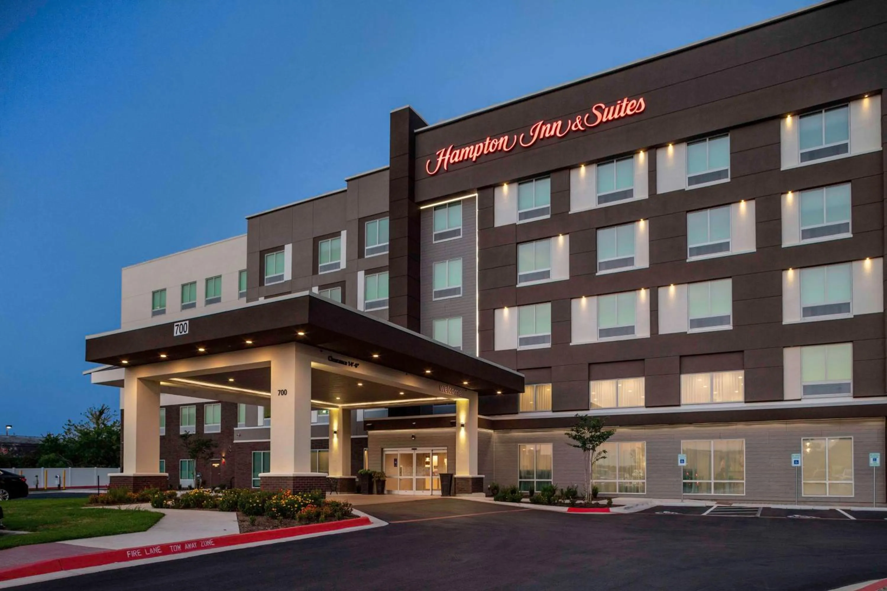 Property building in Hampton Inn & Suites Cedar Park North Austin, Tx