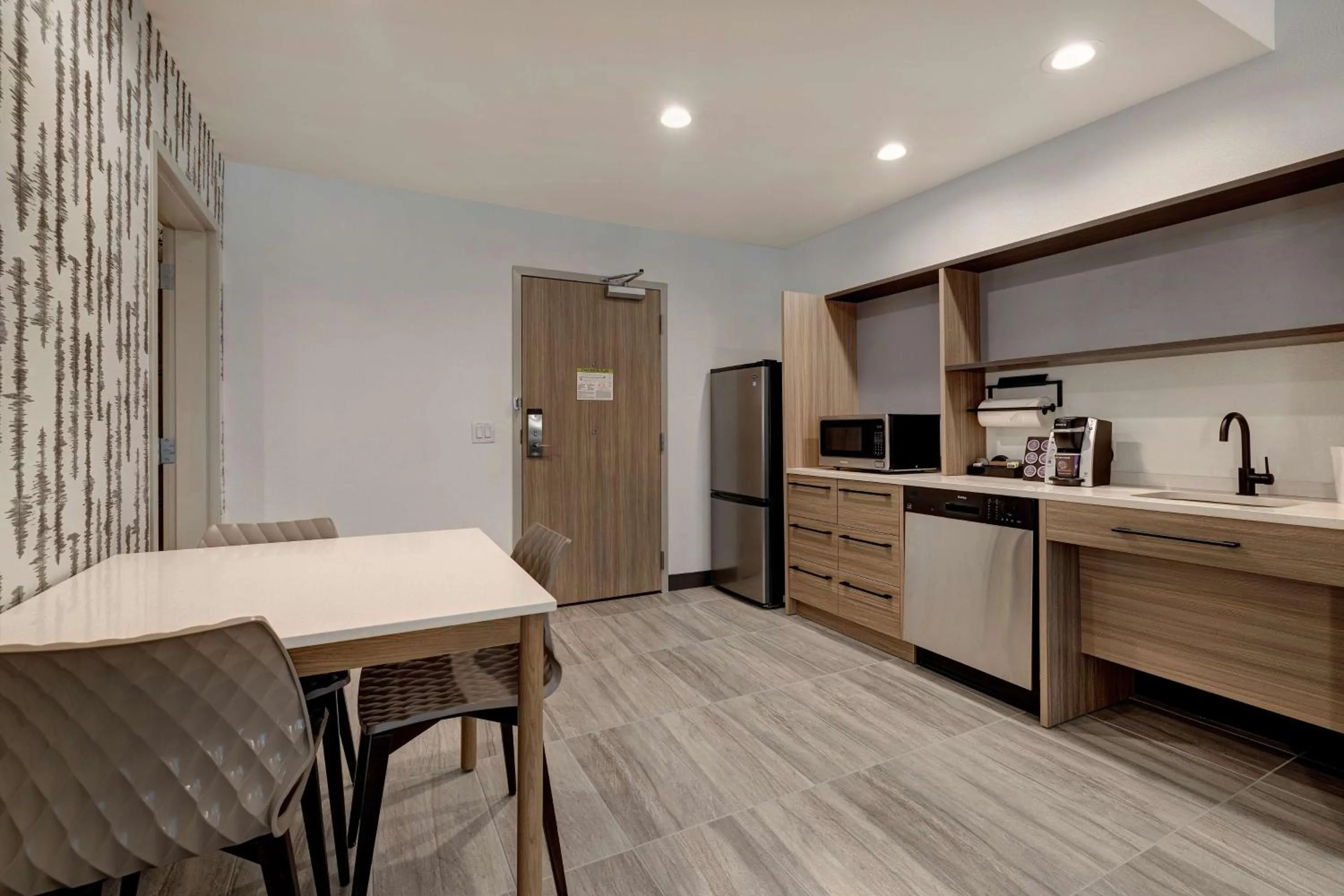 Kitchen or kitchenette in Home2 Suites By Hilton Blythewood, Sc