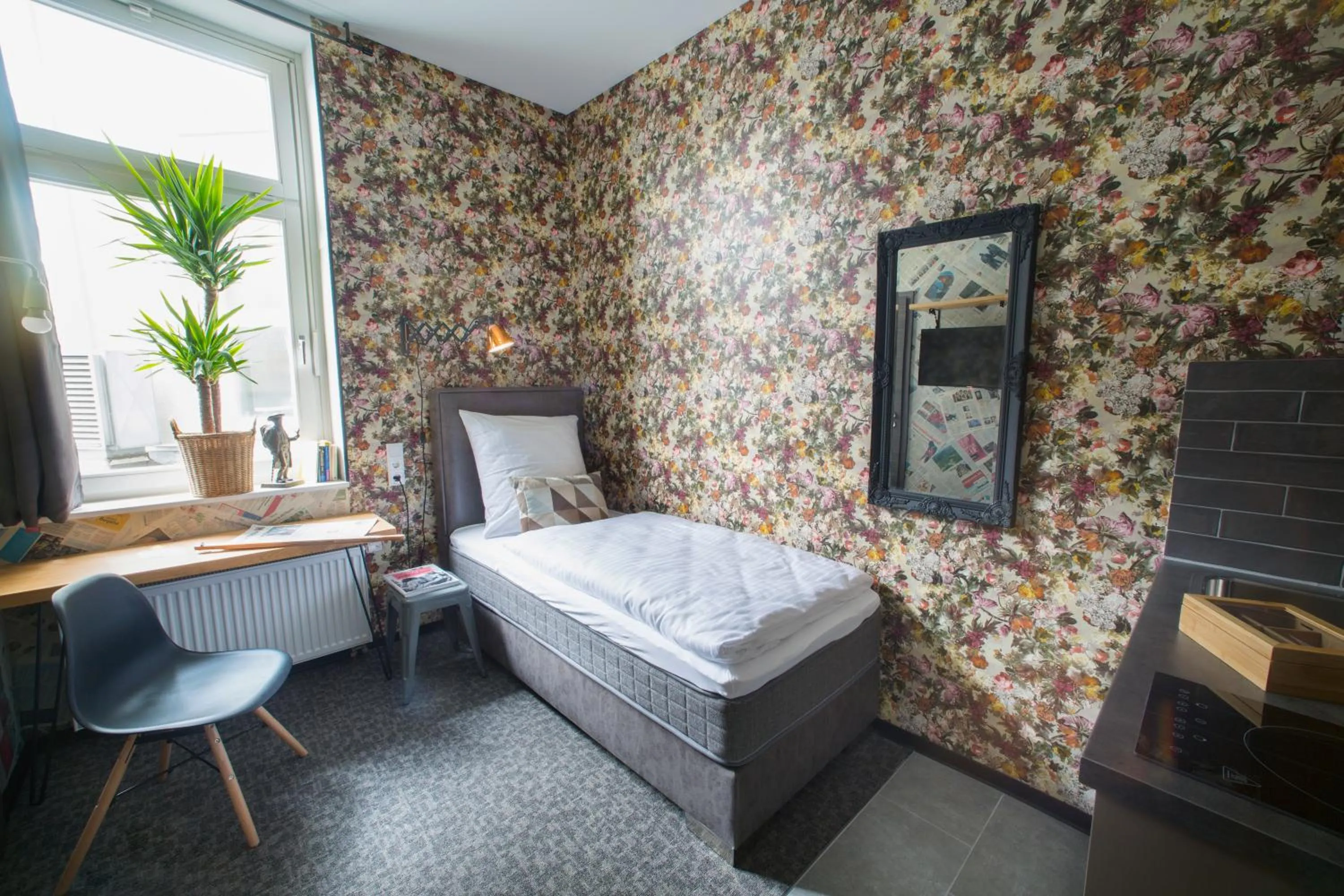 Photo of the whole room, Bed in aappartel APARTHOTEL Herford