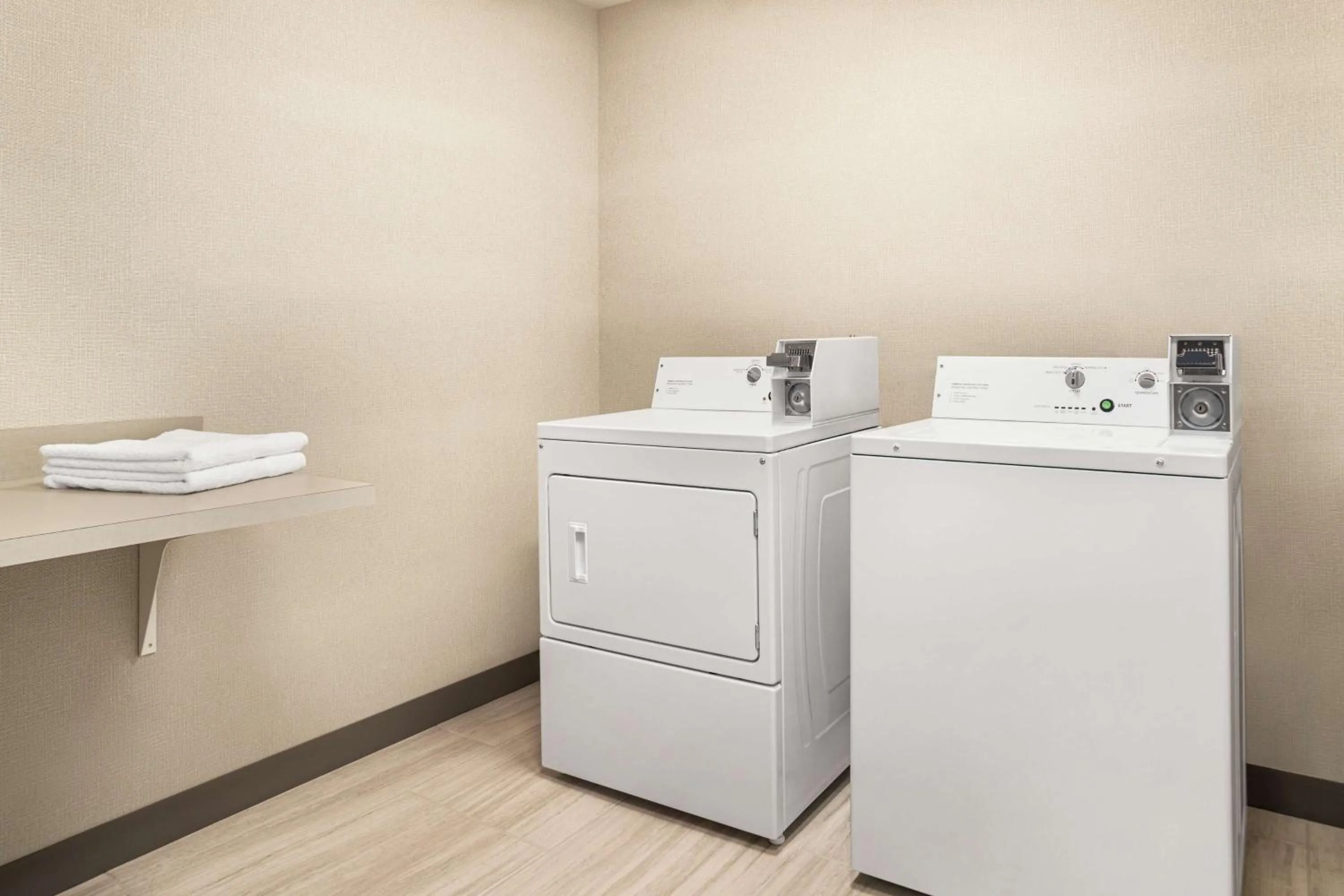 Property building in Hampton Inn & Suites Miami, Kendall, Executive Airport