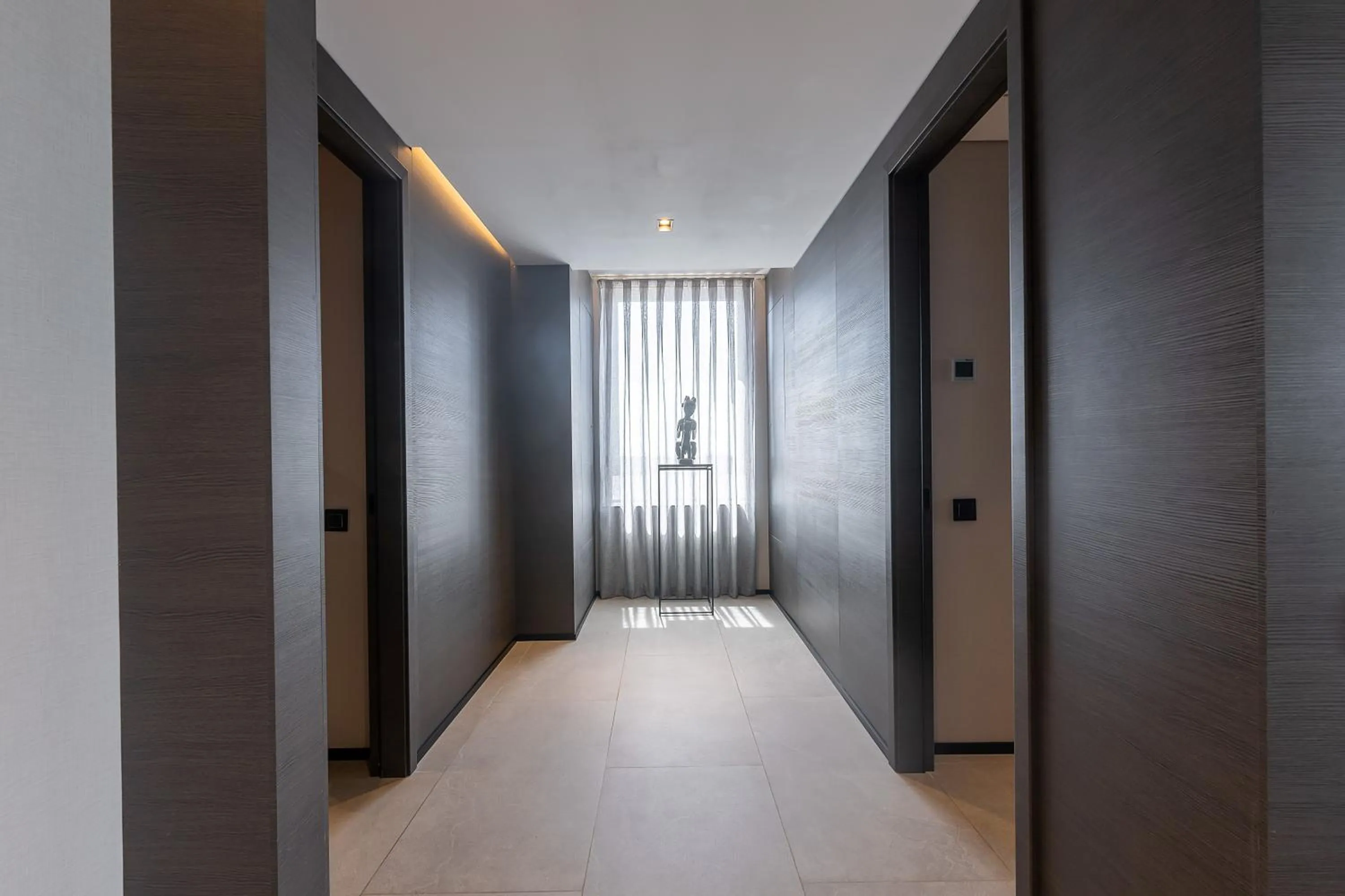 Photo of the whole room in Noom Hotel Abidjan Plateau