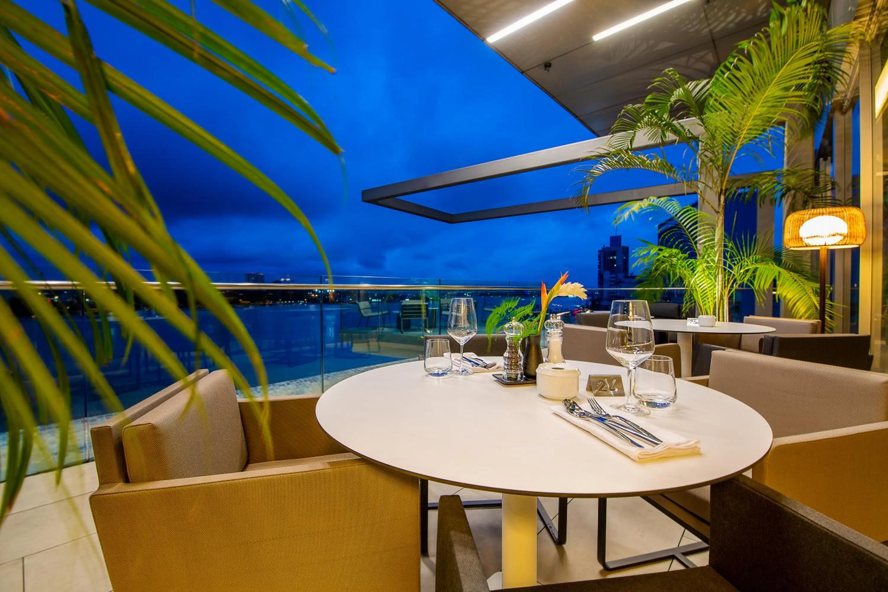 Restaurant/places to eat in Noom Hotel Abidjan Plateau