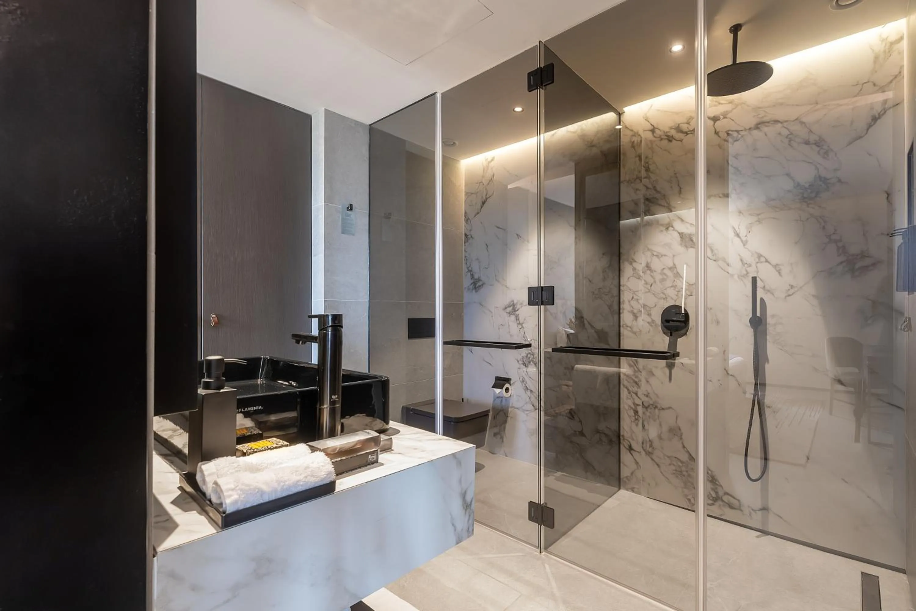 Shower in Noom Hotel Abidjan Plateau