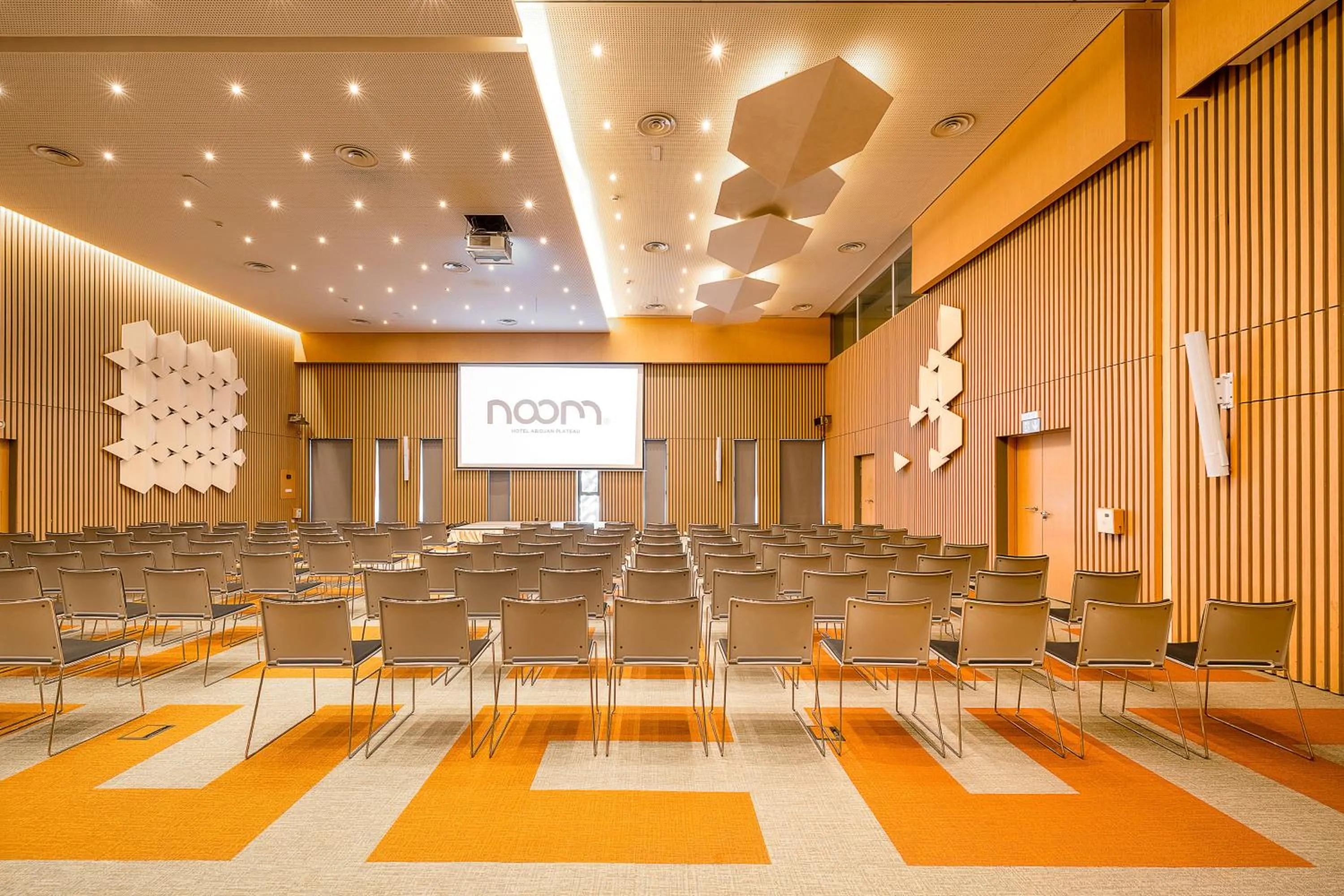 Meeting/conference room in Noom Hotel Abidjan Plateau