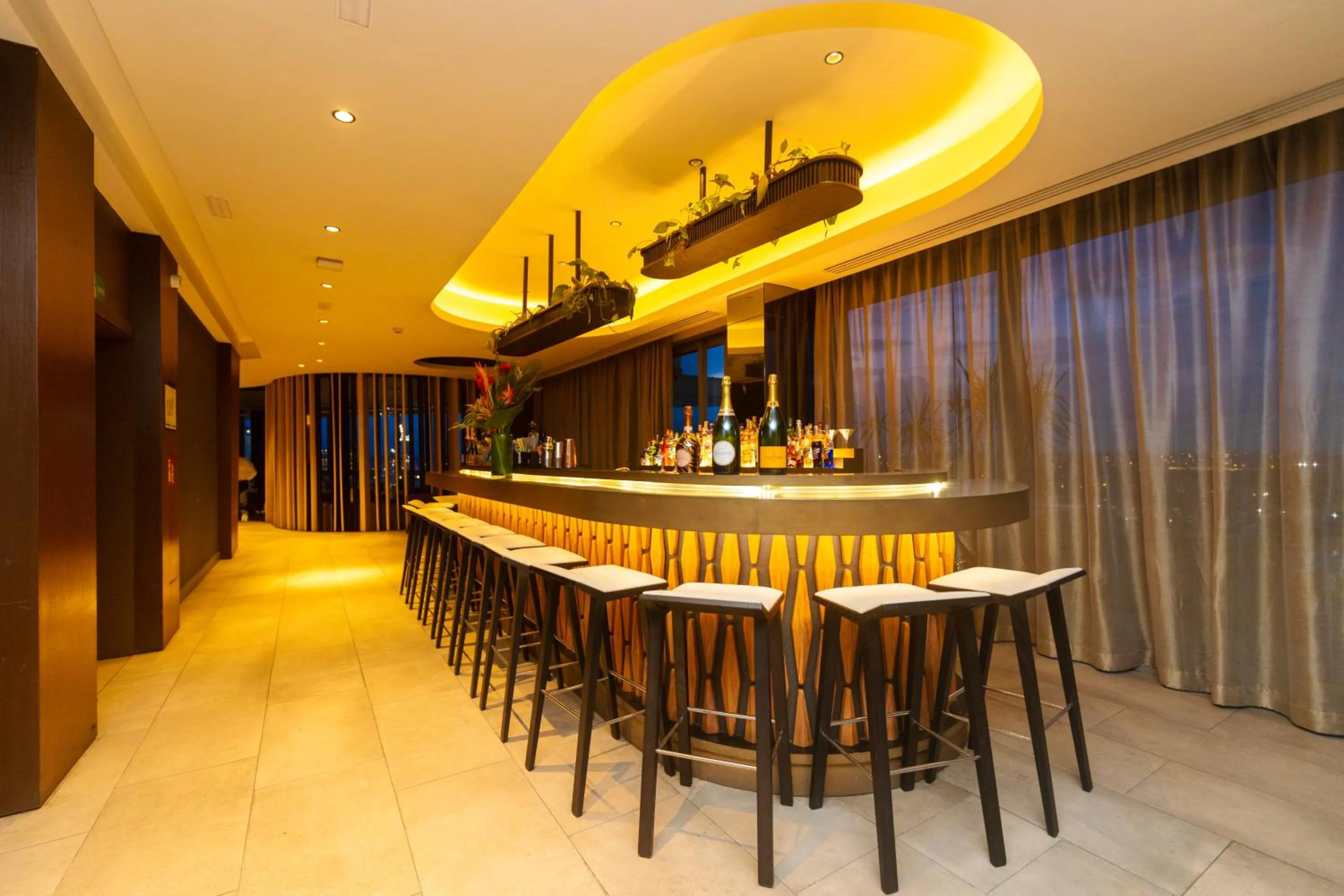 Lounge or bar in Noom Hotel Abidjan Plateau