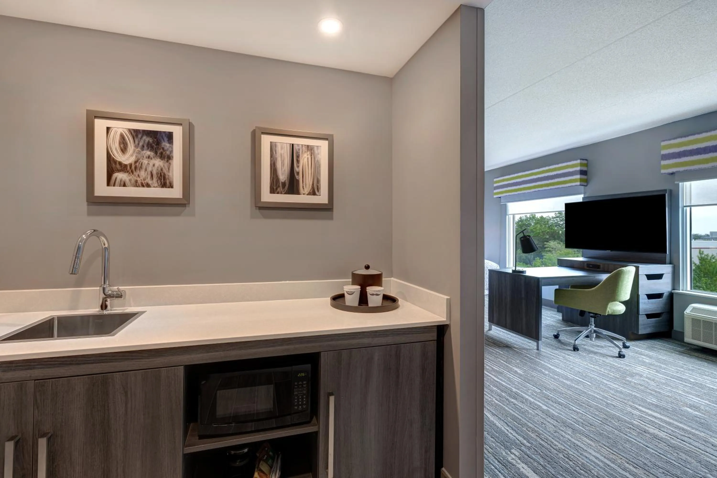 Kitchen or kitchenette in Hampton Inn & Suites Burlington, Ontario, Canada