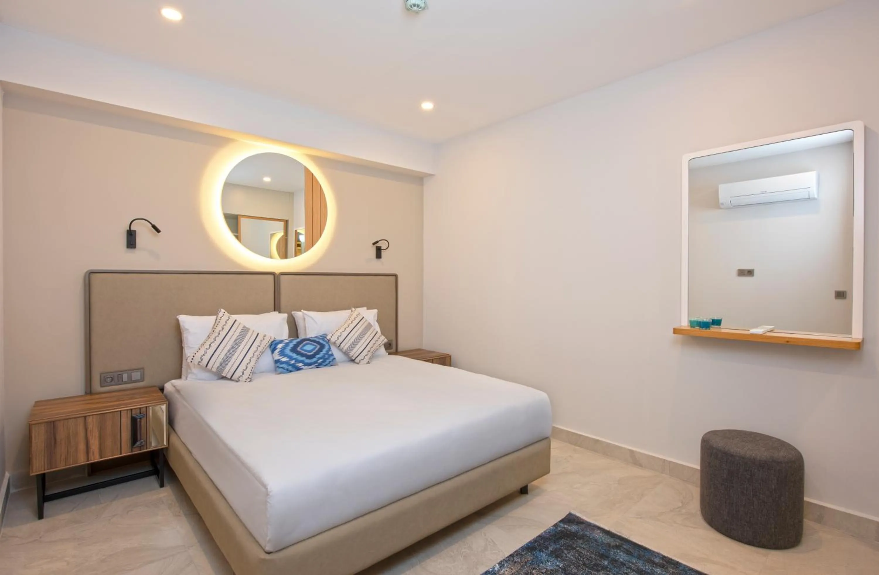 Bedroom, Bed in A Suite Side