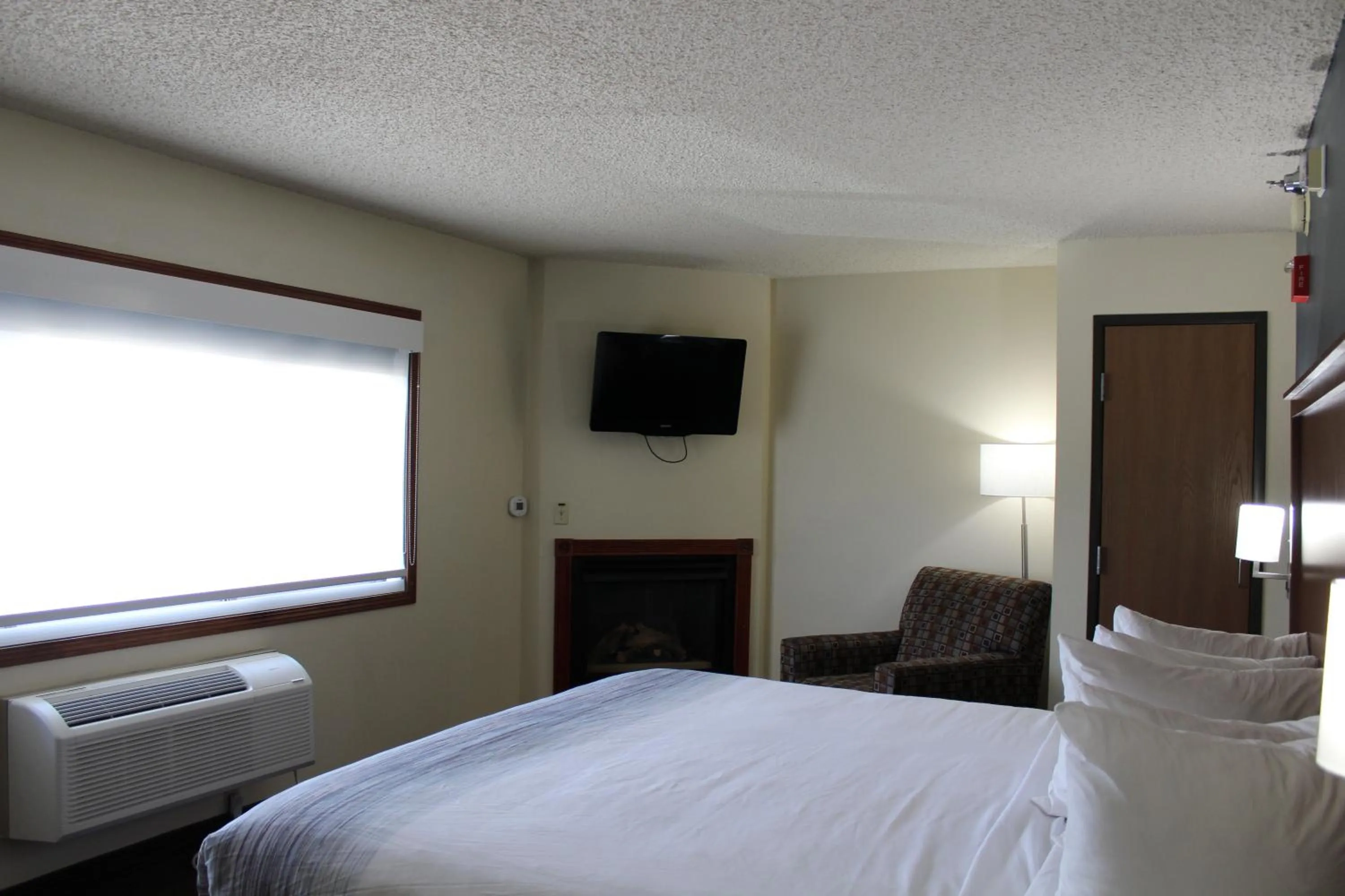 Bed in AmericInn by Wyndham Windsor Ft. Collins