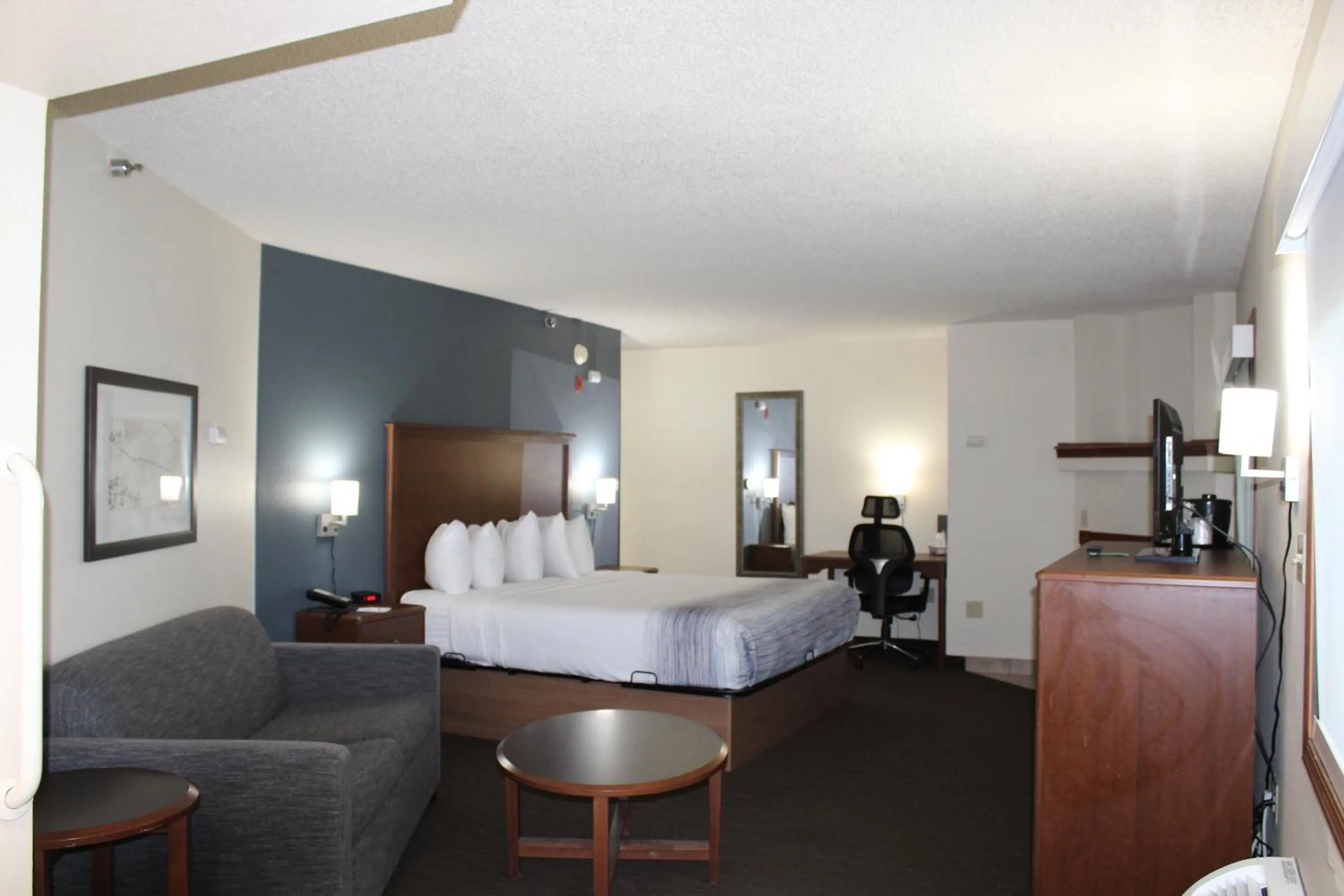 Bedroom, Bed in AmericInn by Wyndham Windsor Ft. Collins