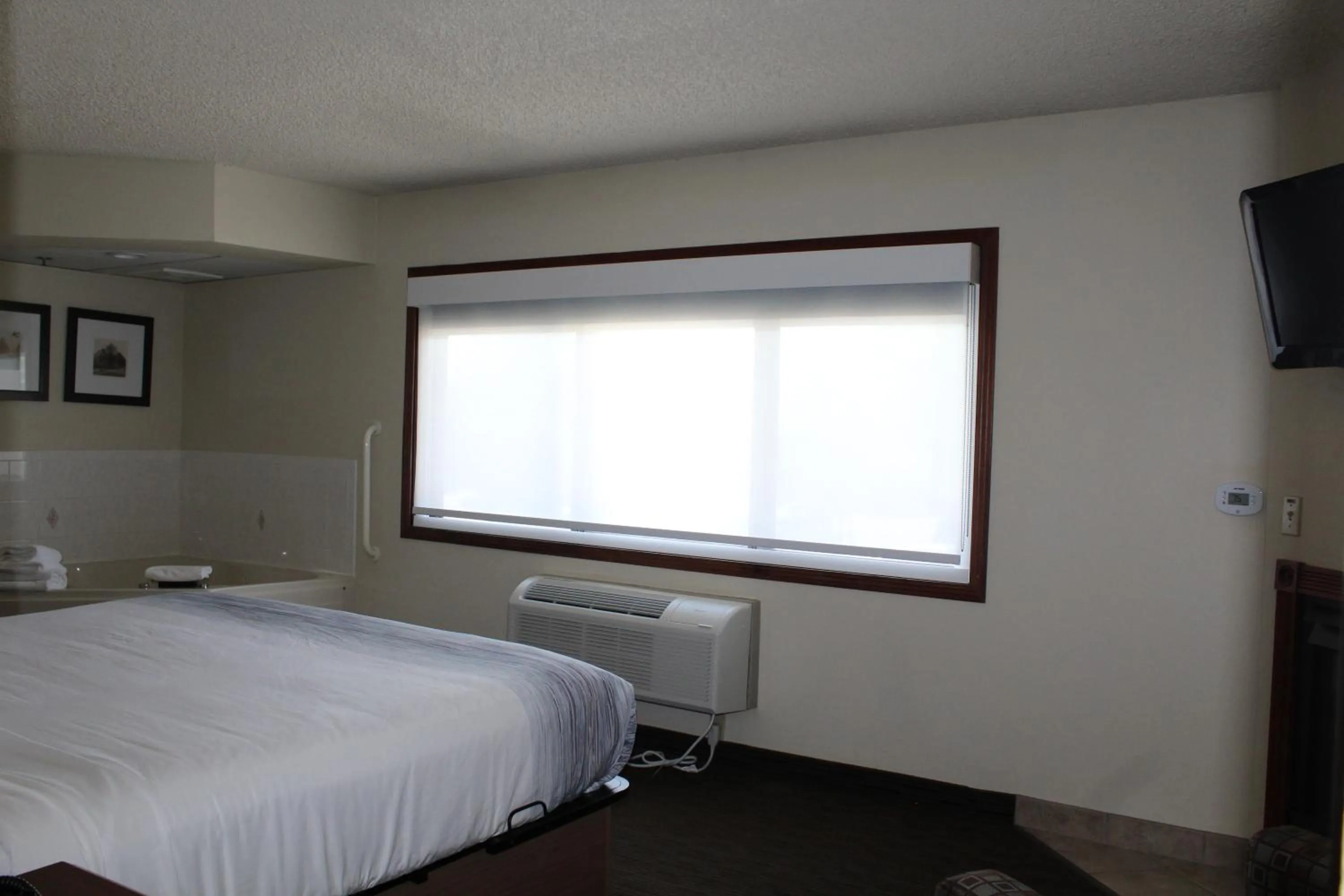 Bedroom, Bed in AmericInn by Wyndham Windsor Ft. Collins