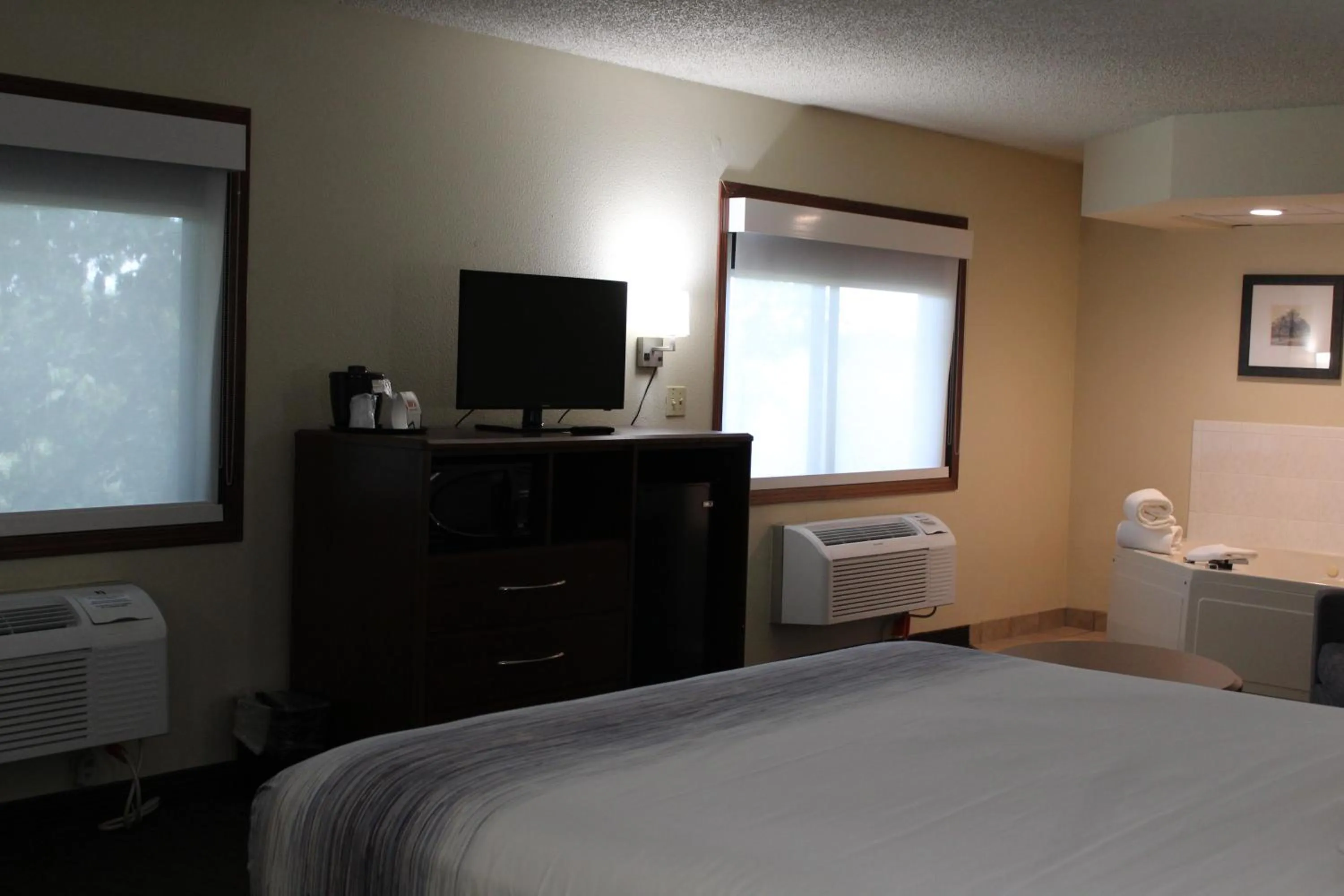 Bedroom, Bed in AmericInn by Wyndham Windsor Ft. Collins