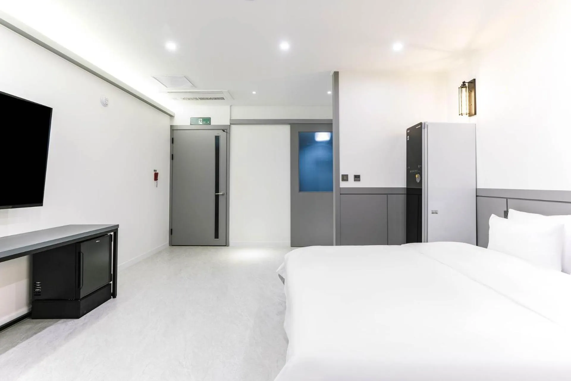 Photo of the whole room, TV/Entertainment Center in Pyeongtaek Godeok Rich Stay Hotel