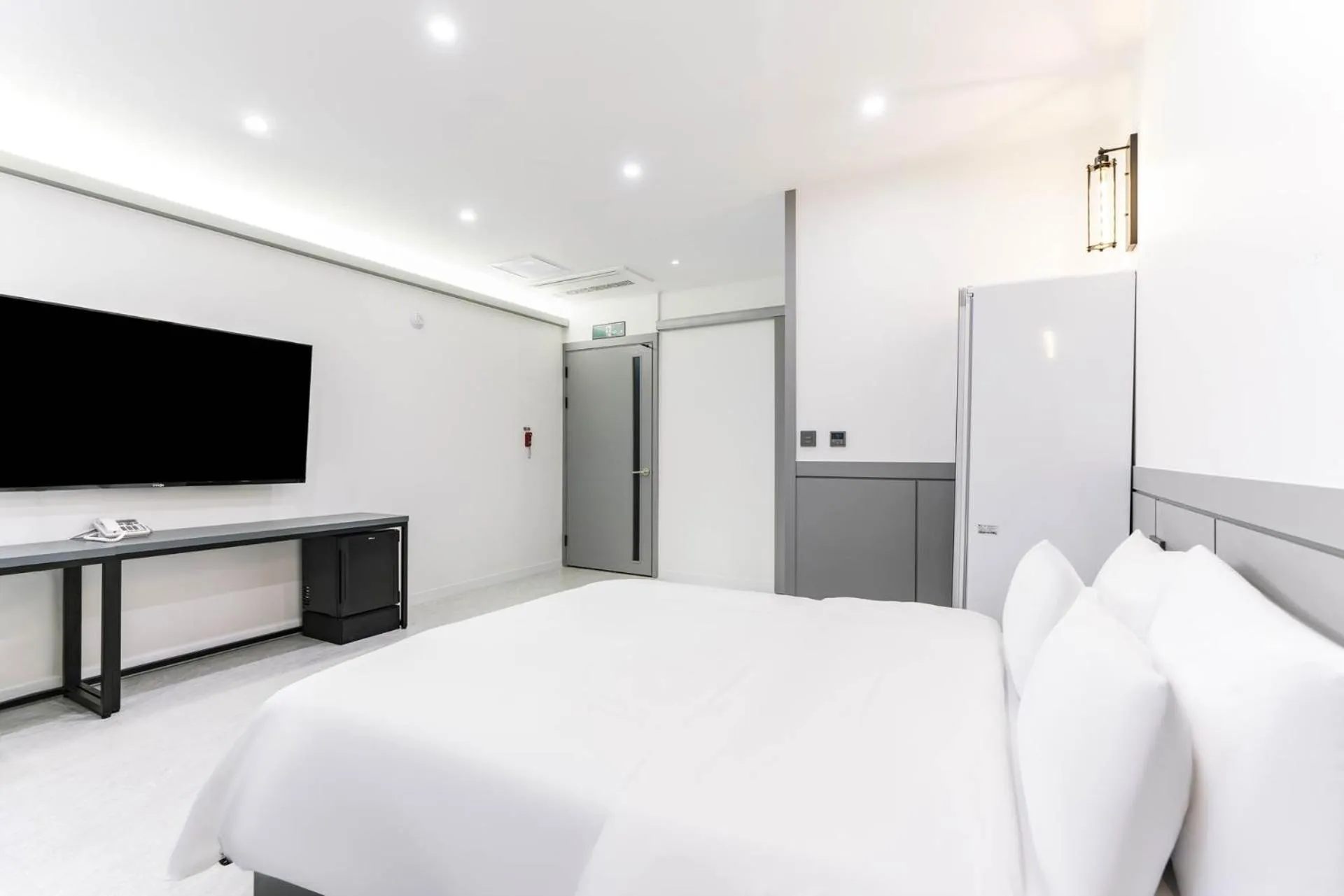 Photo of the whole room, TV/Entertainment Center in Pyeongtaek Godeok Rich Stay Hotel