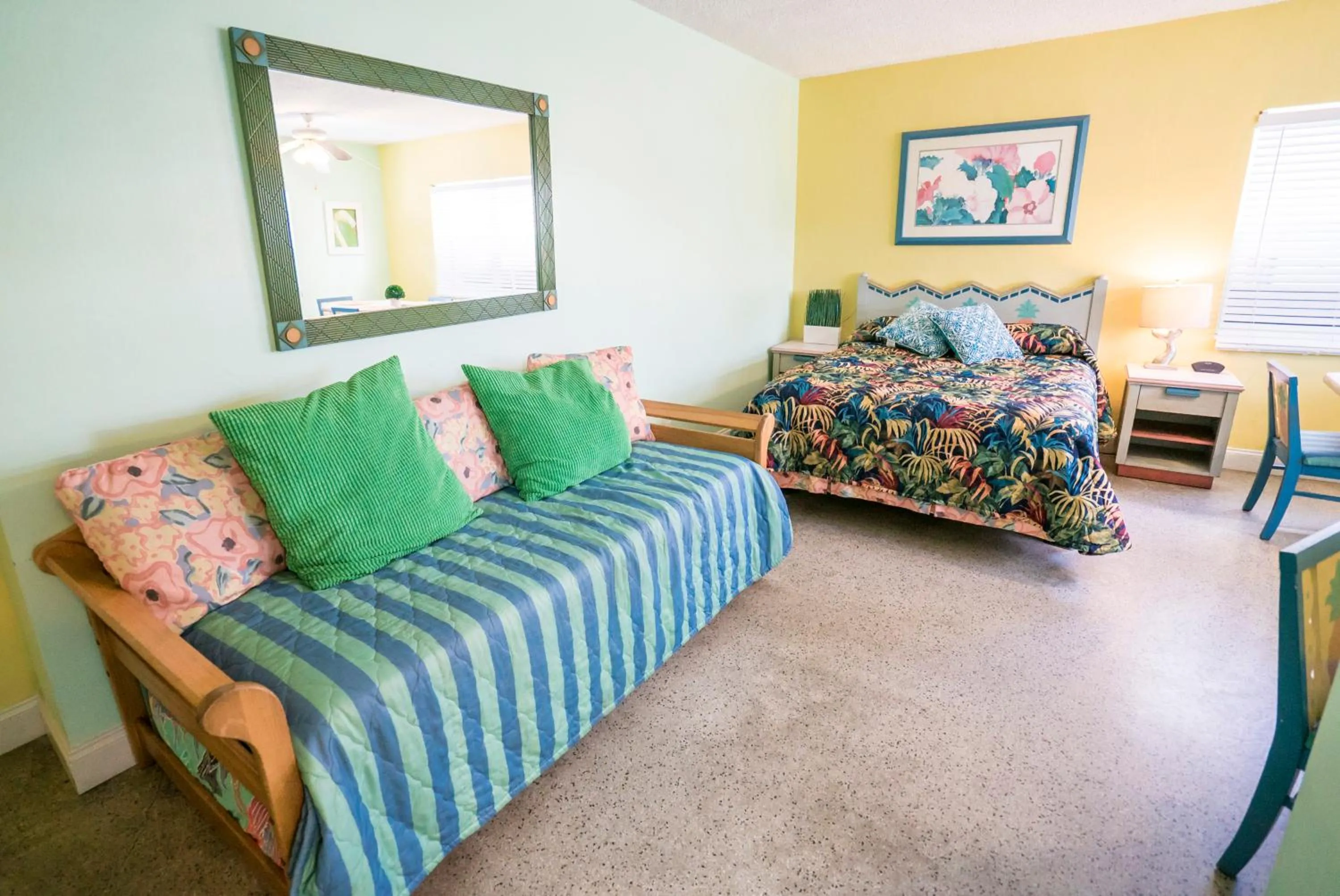 Living room, Bed in Ocean Inn