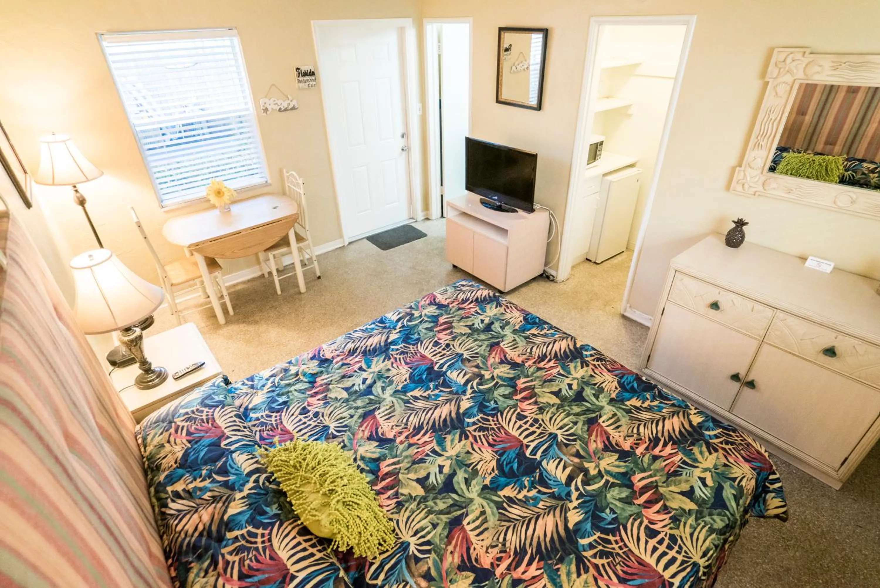 Communal lounge/ TV room, Bed in Ocean Inn