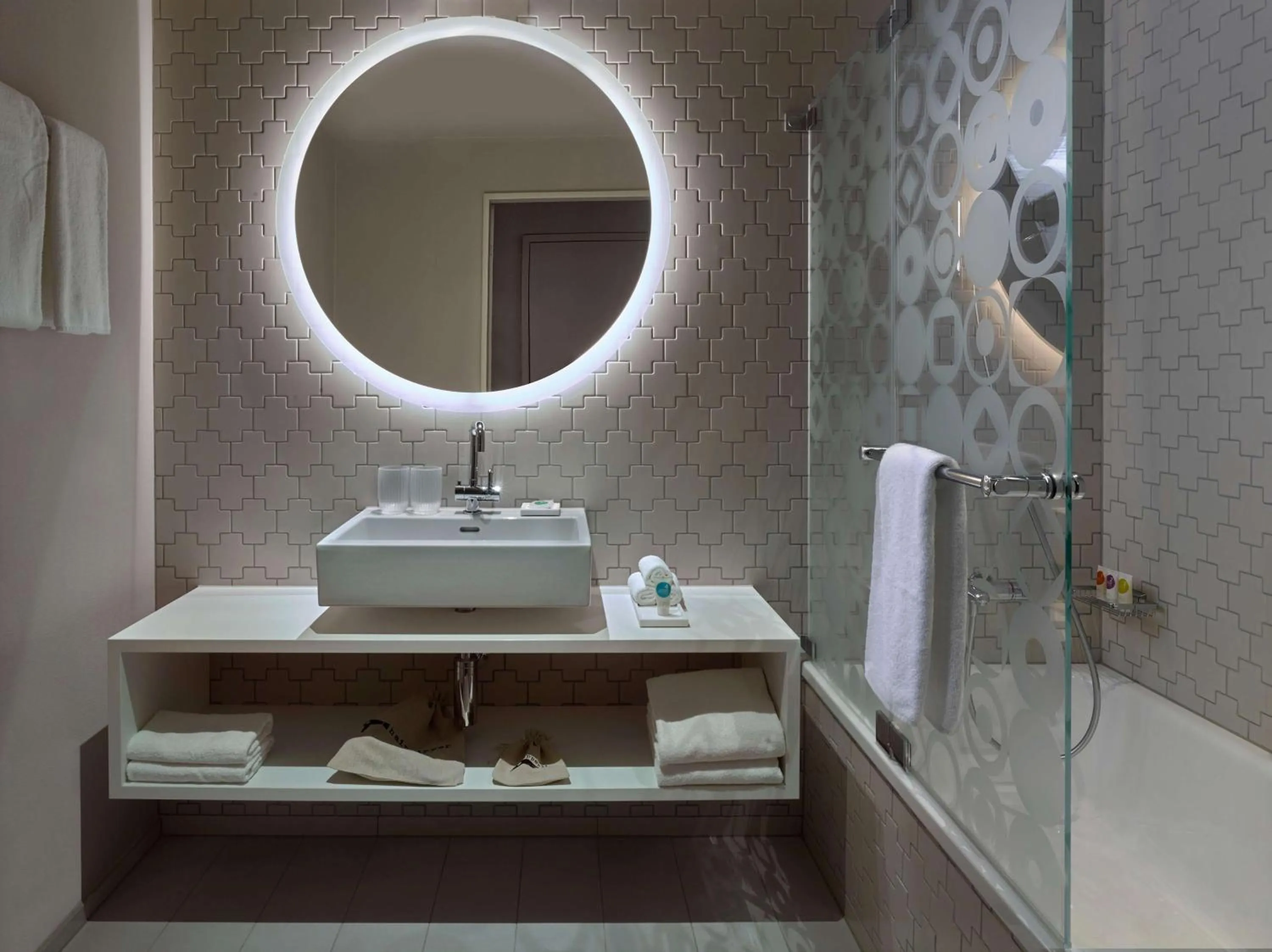 Shower in Hyatt Place Zurich Airport the Circle