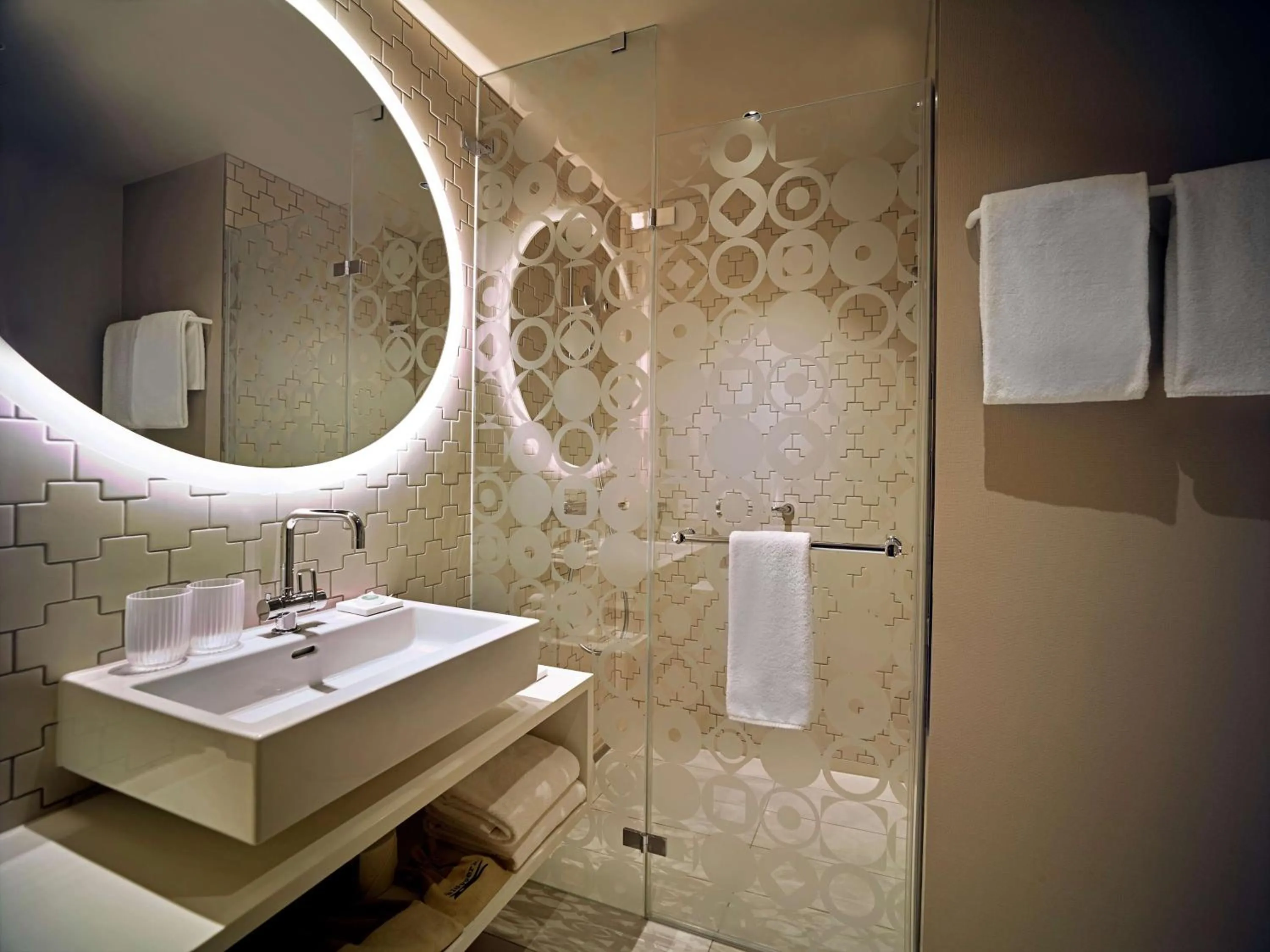 Shower in Hyatt Place Zurich Airport the Circle