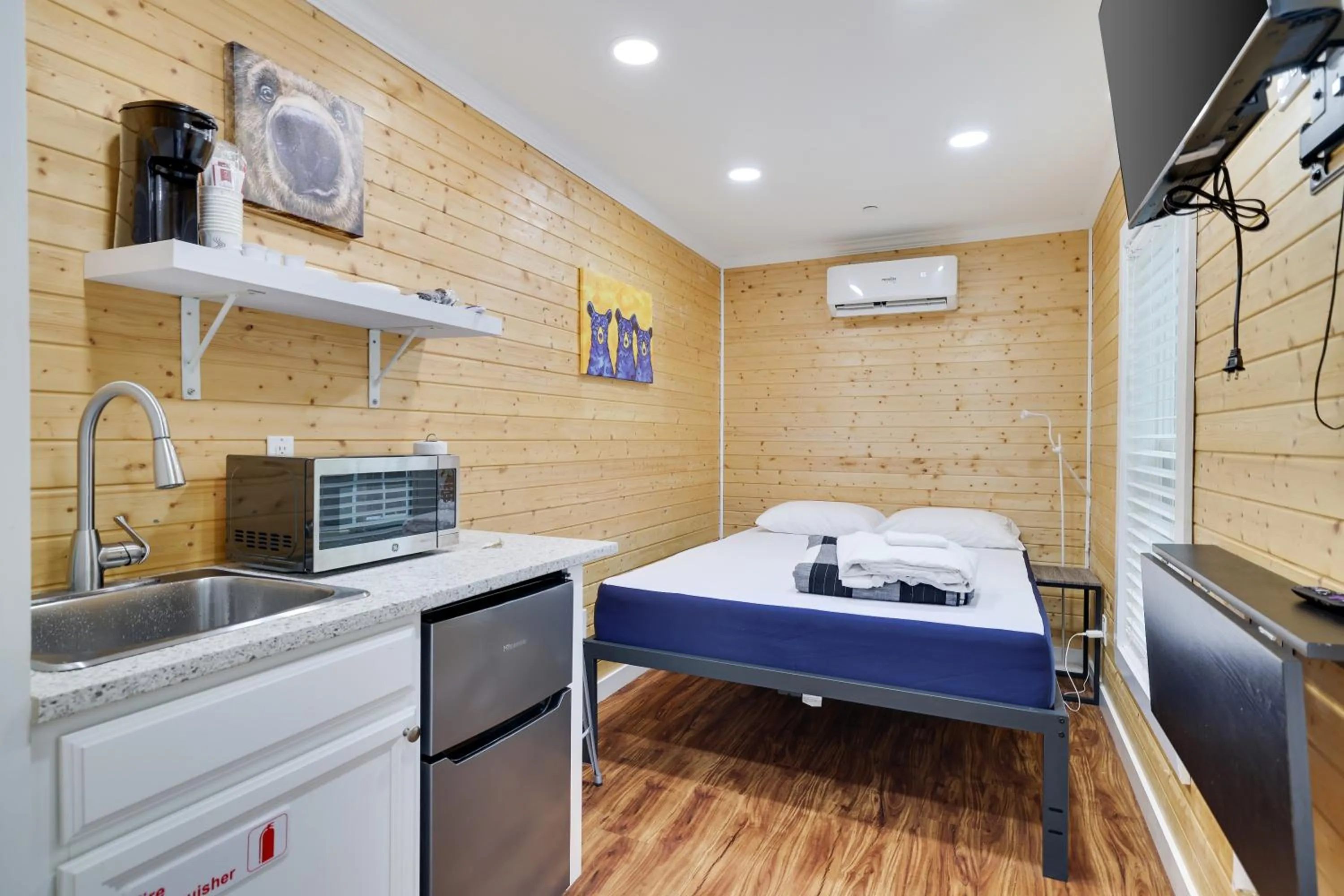 Photo of the whole room in Camptel Poconos