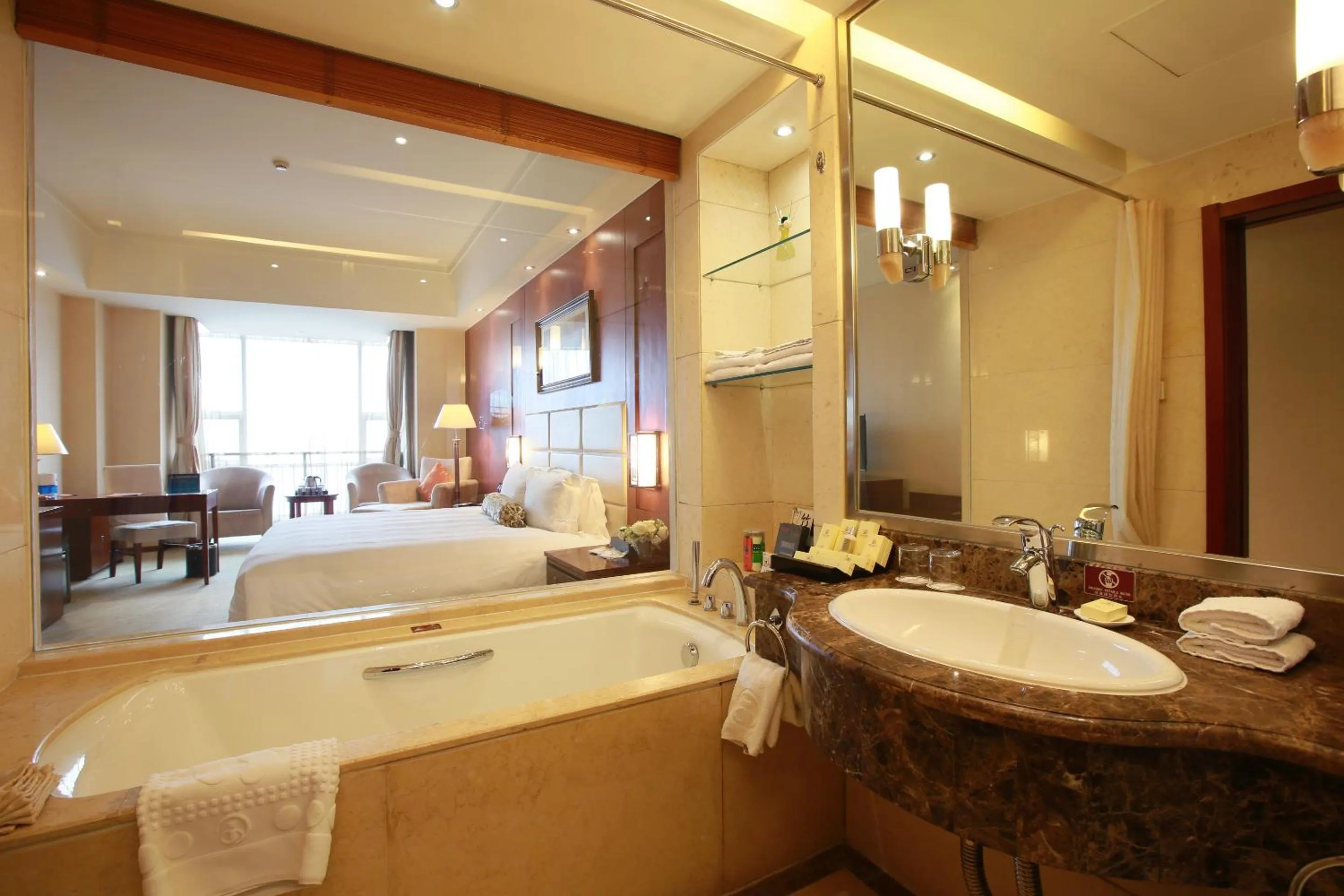 Bathroom, Bed in Beijing Jingyi Hotel