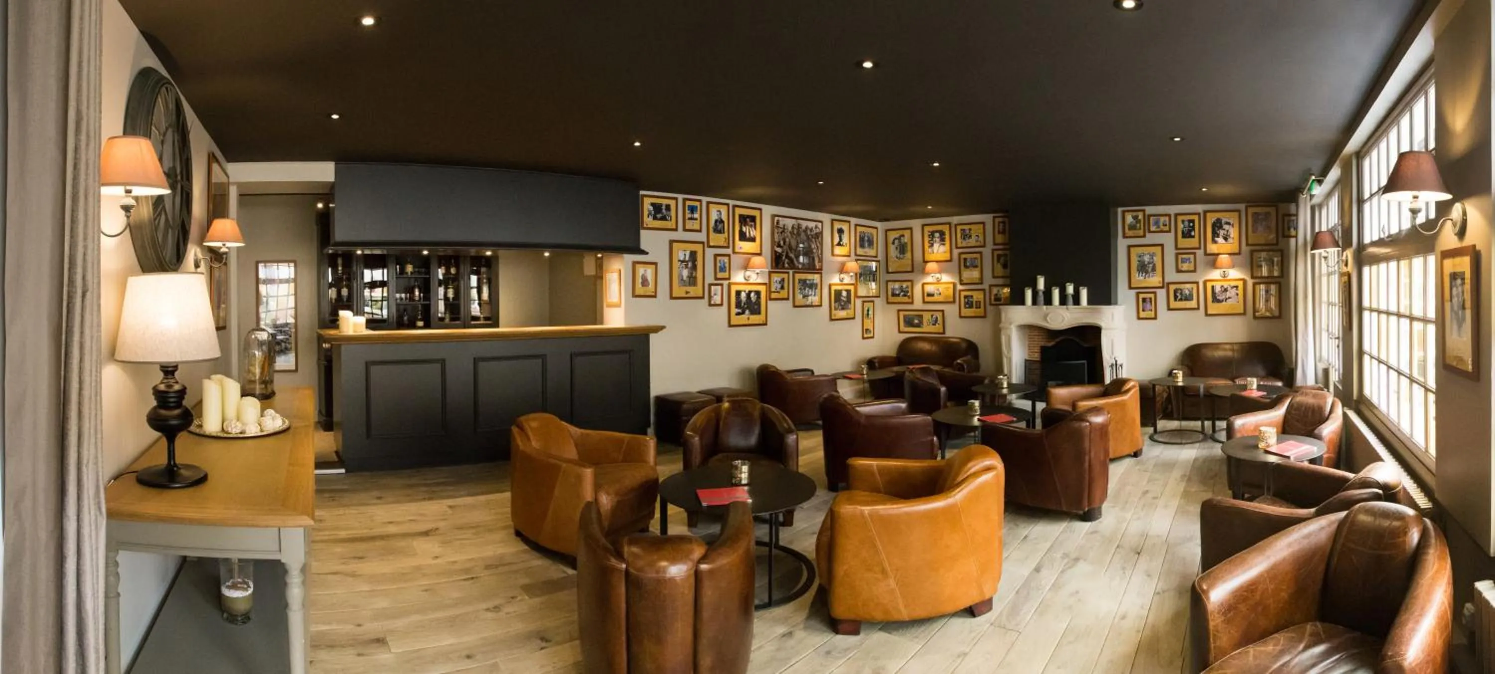 Lounge or bar in Hotel Le Lion D'Or et Restaurant La Table Du Lion