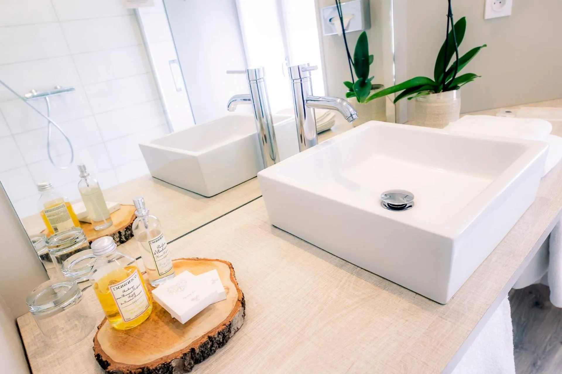 Bathroom, Bed in Hotel Le Lion D'Or et Restaurant La Table Du Lion