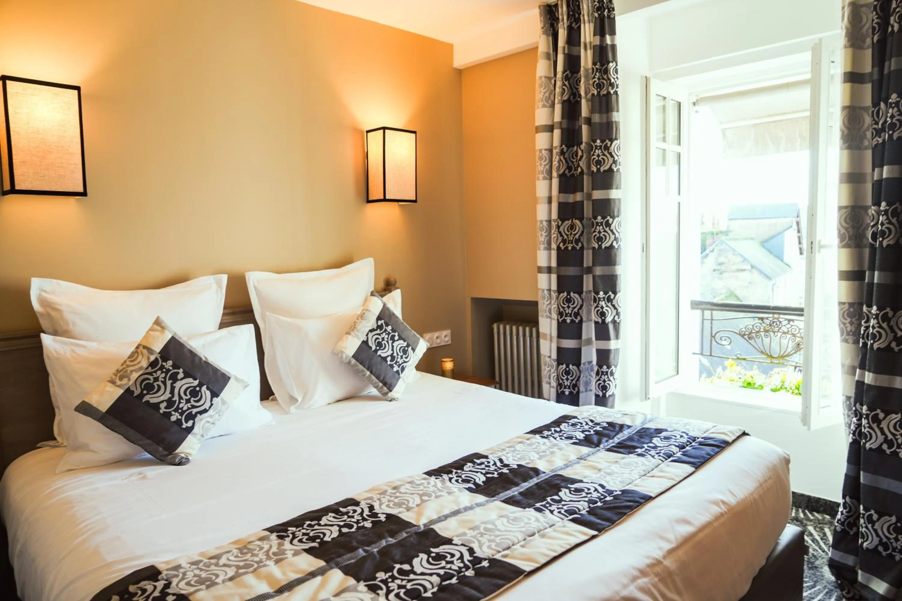 Bedroom, Bed in Hotel Le Lion D'Or et Restaurant La Table Du Lion