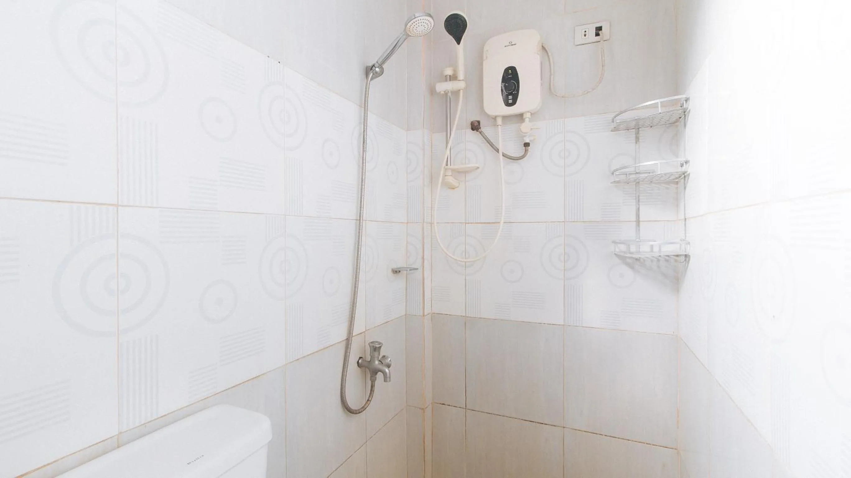 Shower in RedDoorz @ Lualhati Garden Cottage El Nido Palawan