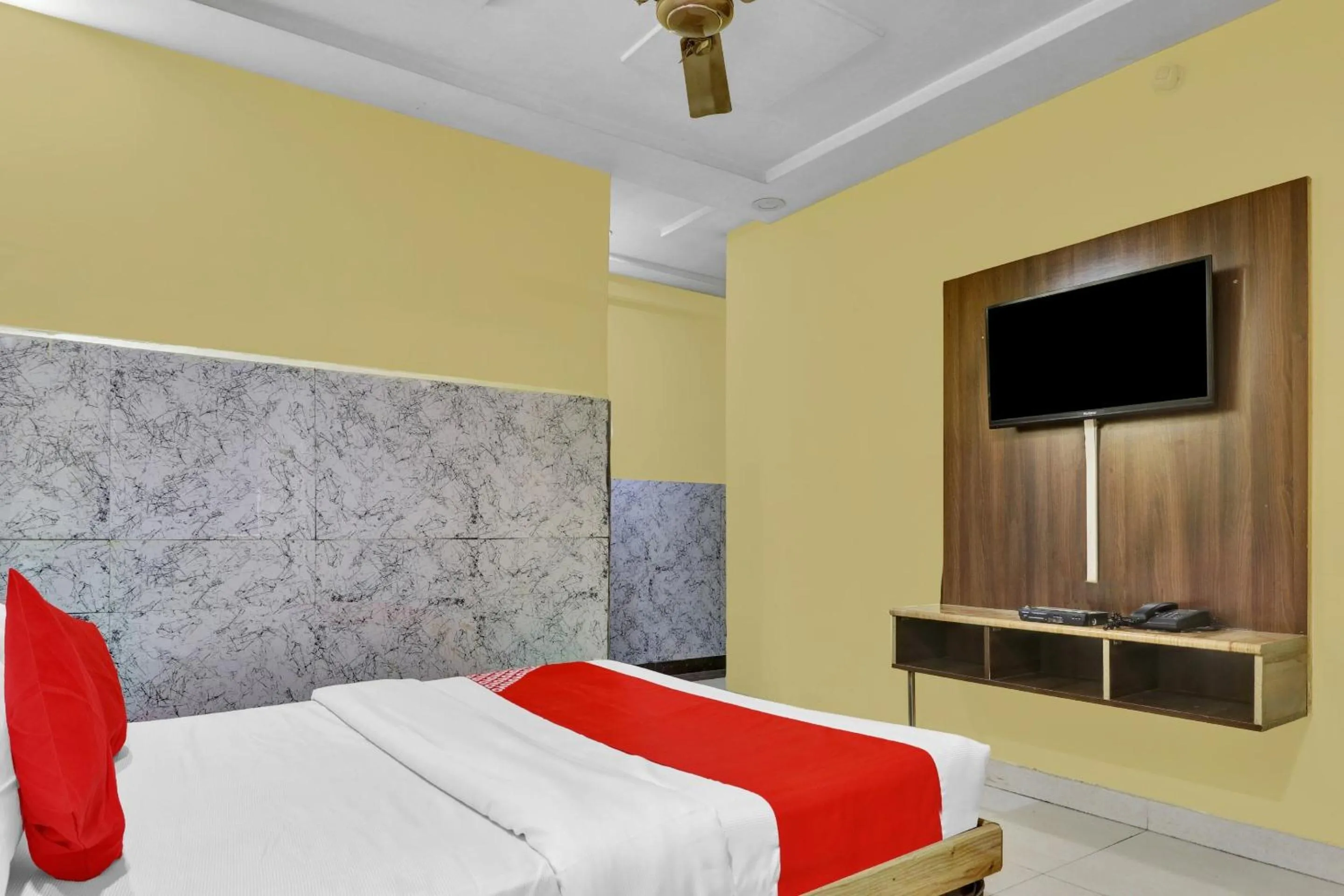 Bedroom, Bed in OYO 82518 hotel Royal in