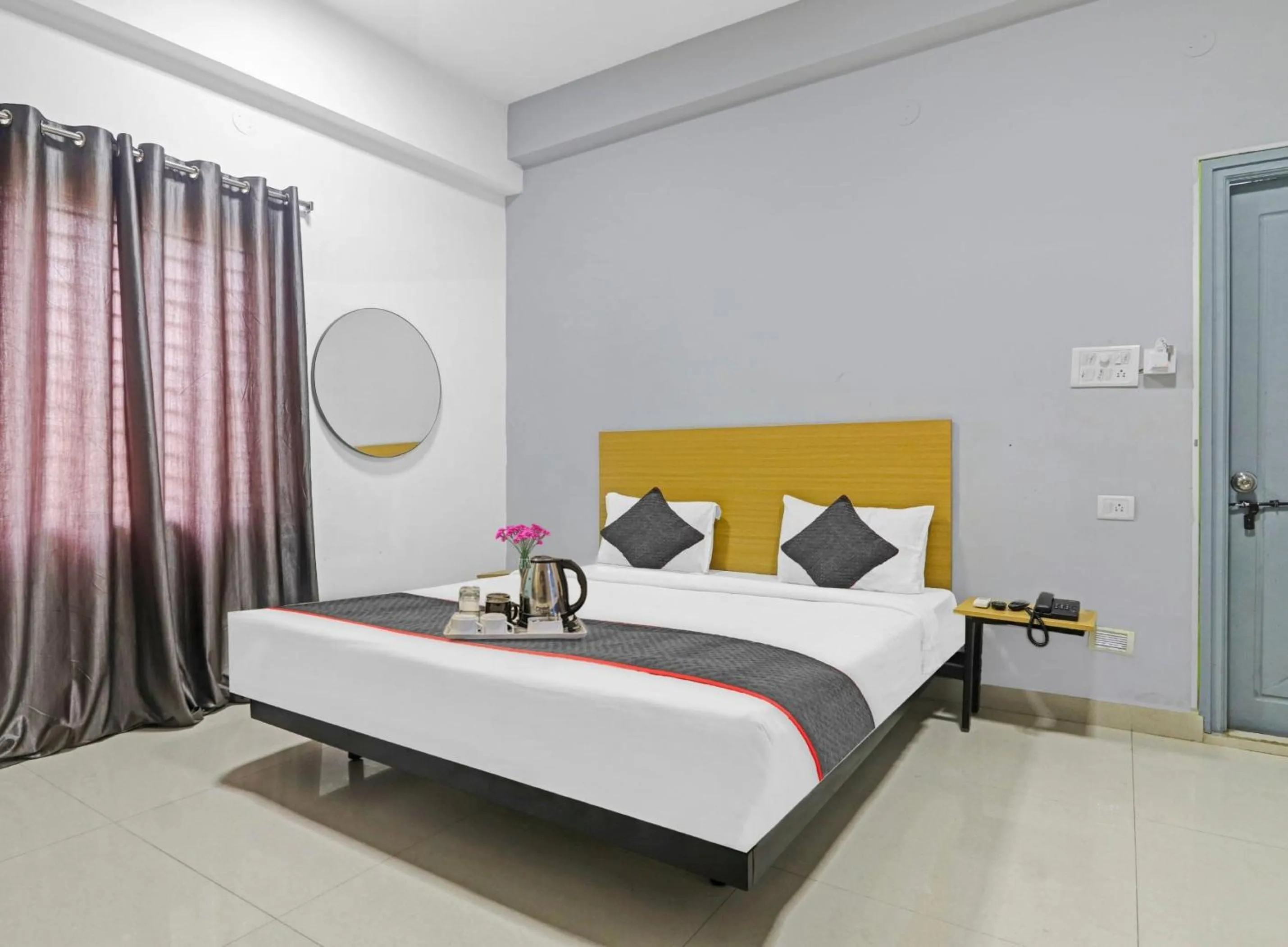 Facade/entrance, Bed in Townhouse Hotel White Orchid Inn