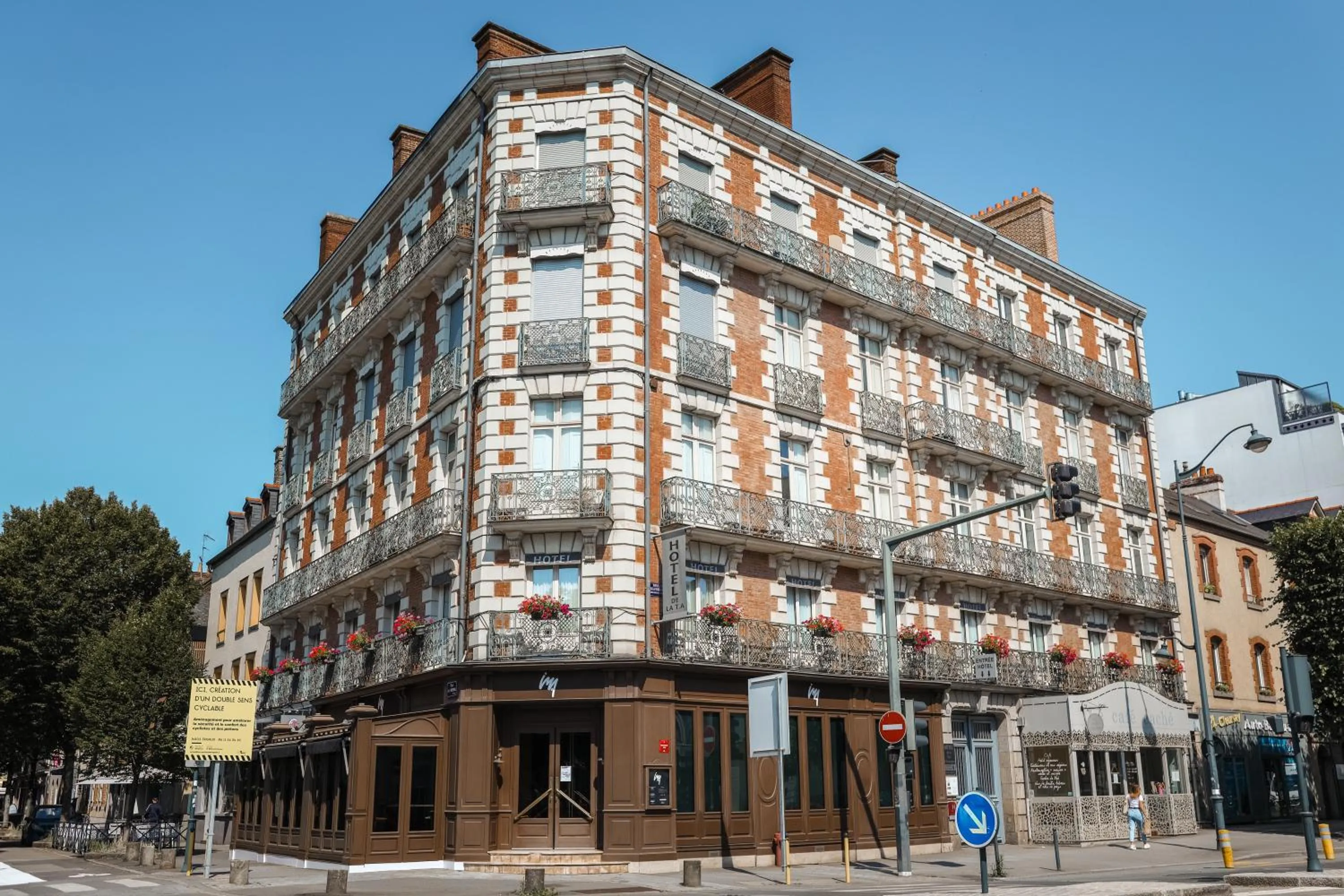 Property building in Hotel De La TA
